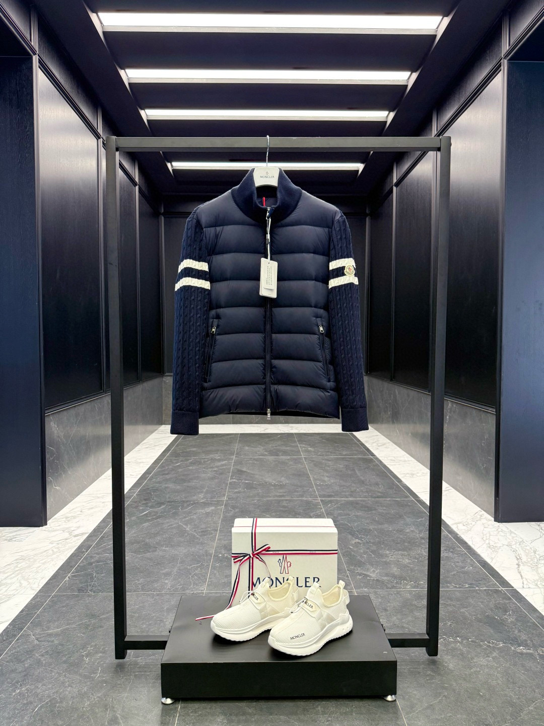 Moncler** 2025秋冬男士羽绒加衬羊毛和羊绒拉链开衫. 这款男士加衬开衫采用华贵的羊毛和羊绒混