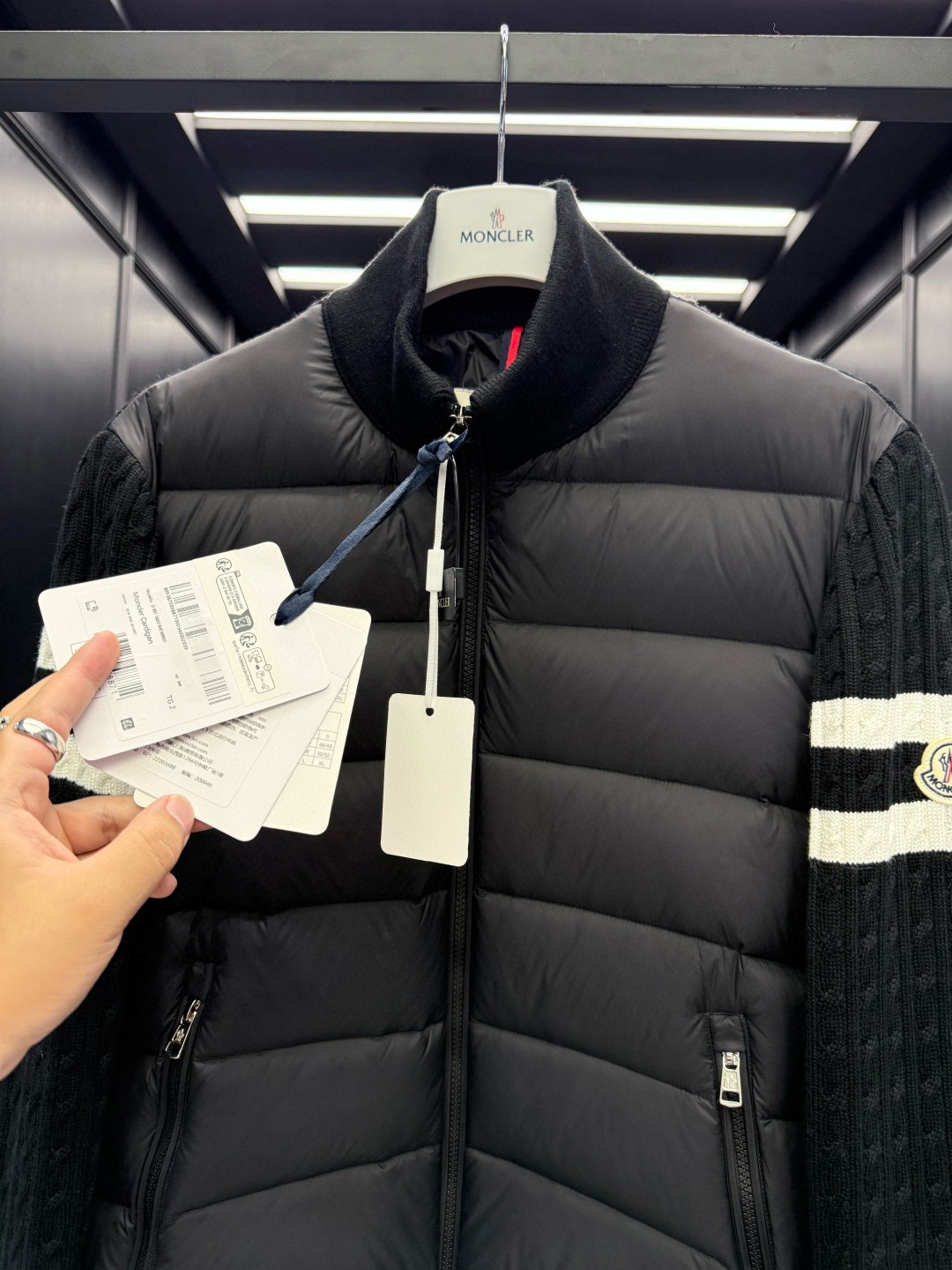 Moncler** 2025秋冬男士羽绒加衬羊毛和羊绒拉链开衫. 这款男士加衬开衫采用华贵的羊毛和羊绒混