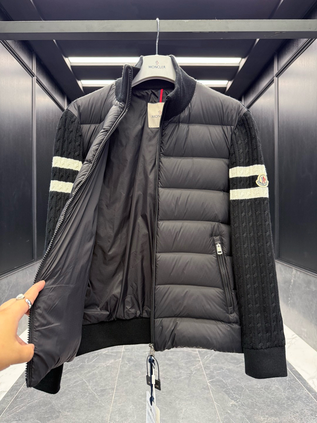 Moncler** 2025秋冬男士羽绒加衬羊毛和羊绒拉链开衫. 这款男士加衬开衫采用华贵的羊毛和羊绒混