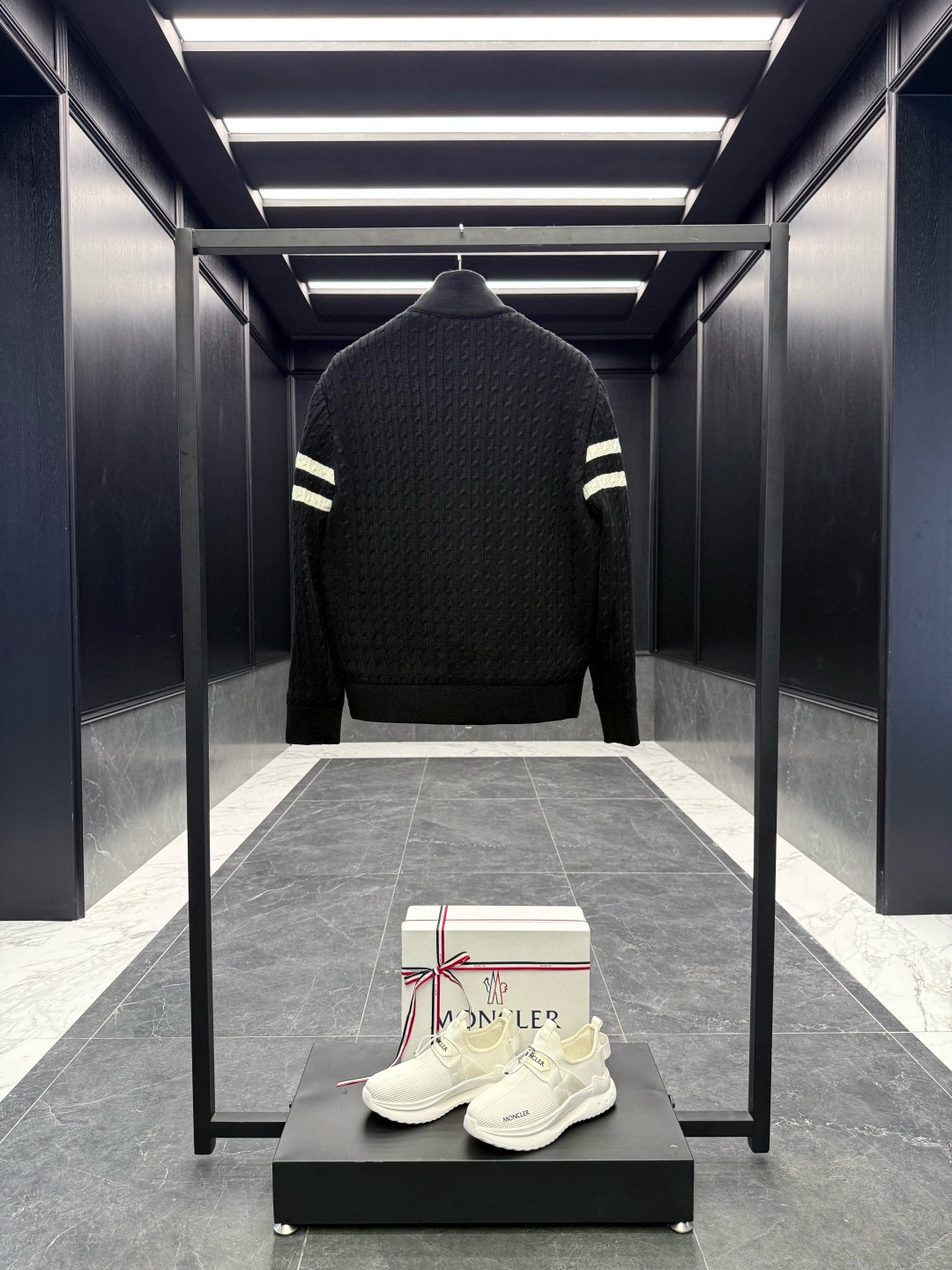 Moncler** 2025秋冬男士羽绒加衬羊毛和羊绒拉链开衫. 这款男士加衬开衫采用华贵的羊毛和羊绒混