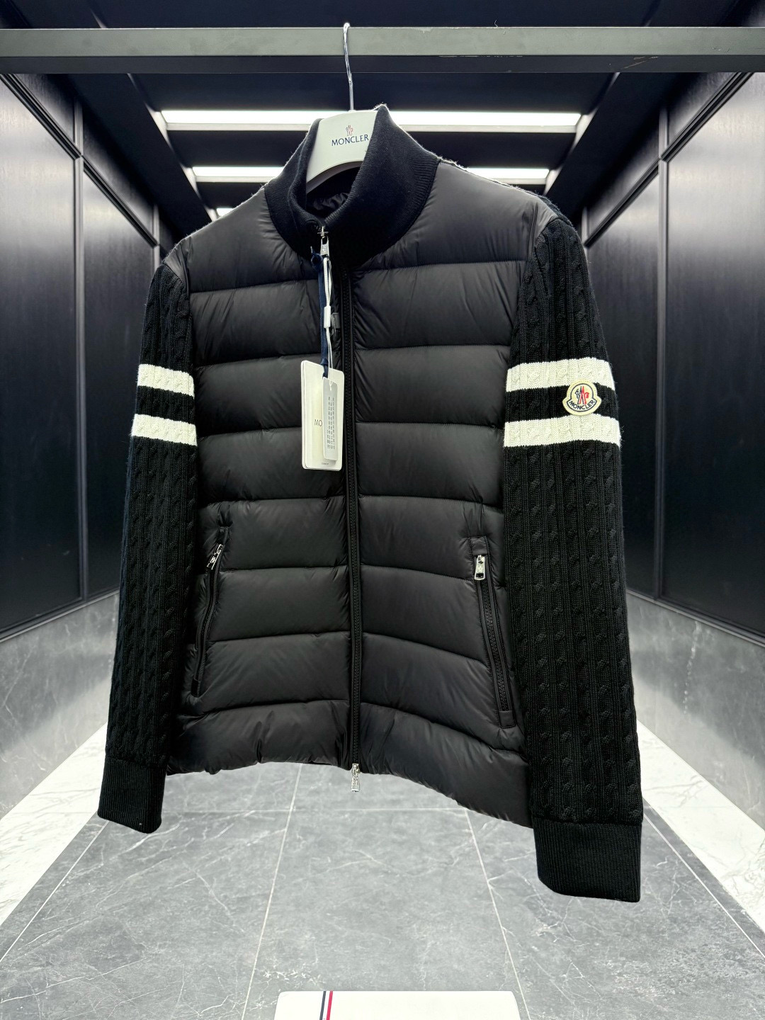 Moncler** 2025秋冬男士羽绒加衬羊毛和羊绒拉链开衫. 这款男士加衬开衫采用华贵的羊毛和羊绒混
