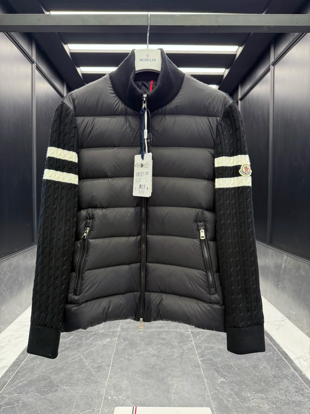 Moncler** 2025秋冬男士羽绒加衬羊毛和羊绒拉链开衫. 这款男士加衬开衫采用华贵的羊毛和羊绒混