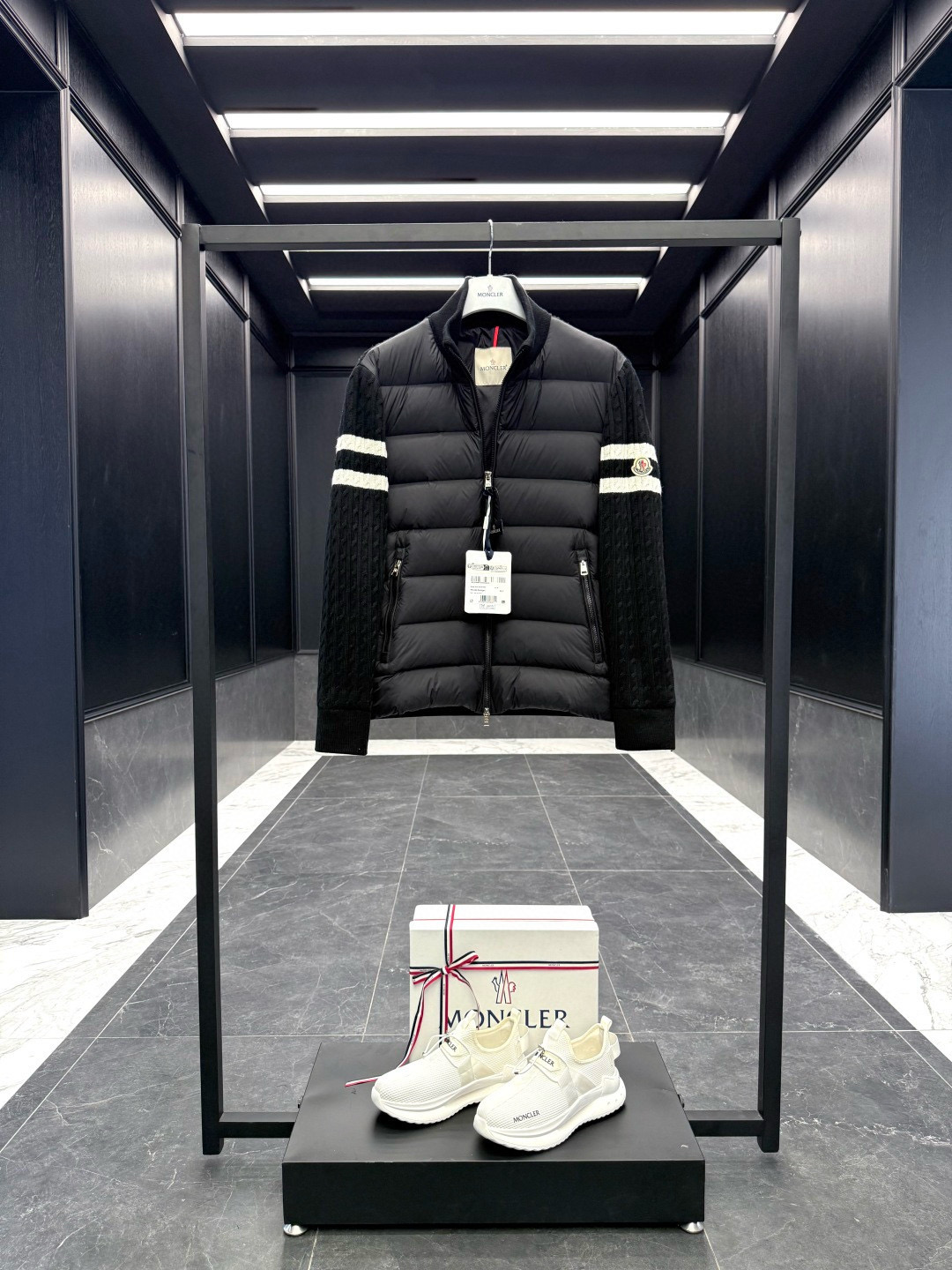 Moncler** 2025秋冬男士羽绒加衬羊毛和羊绒拉链开衫. 这款男士加衬开衫采用华贵的羊毛和羊绒混