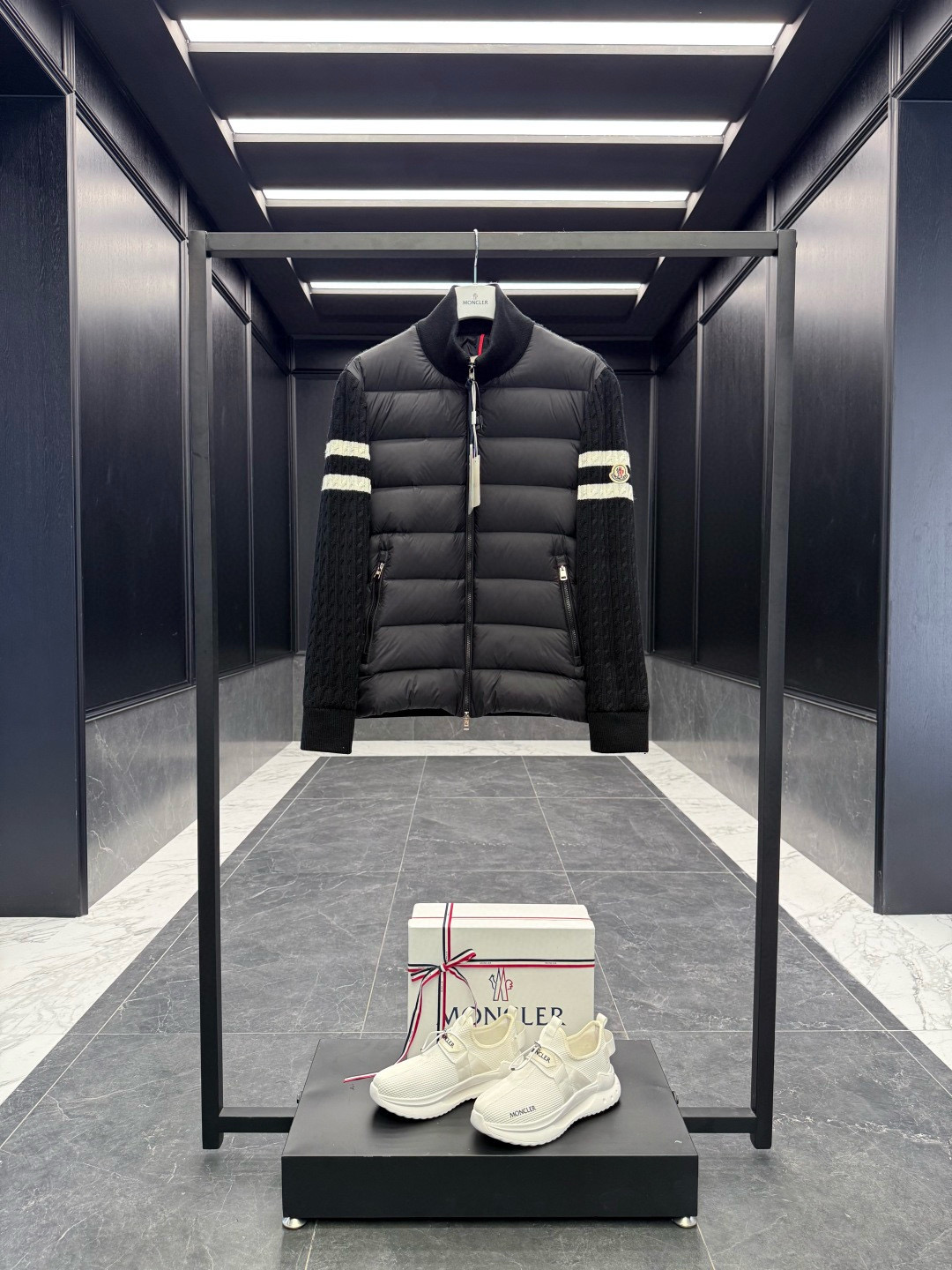 Moncler** 2025秋冬男士羽绒加衬羊毛和羊绒拉链开衫. 这款男士加衬开衫采用华贵的羊毛和羊绒混