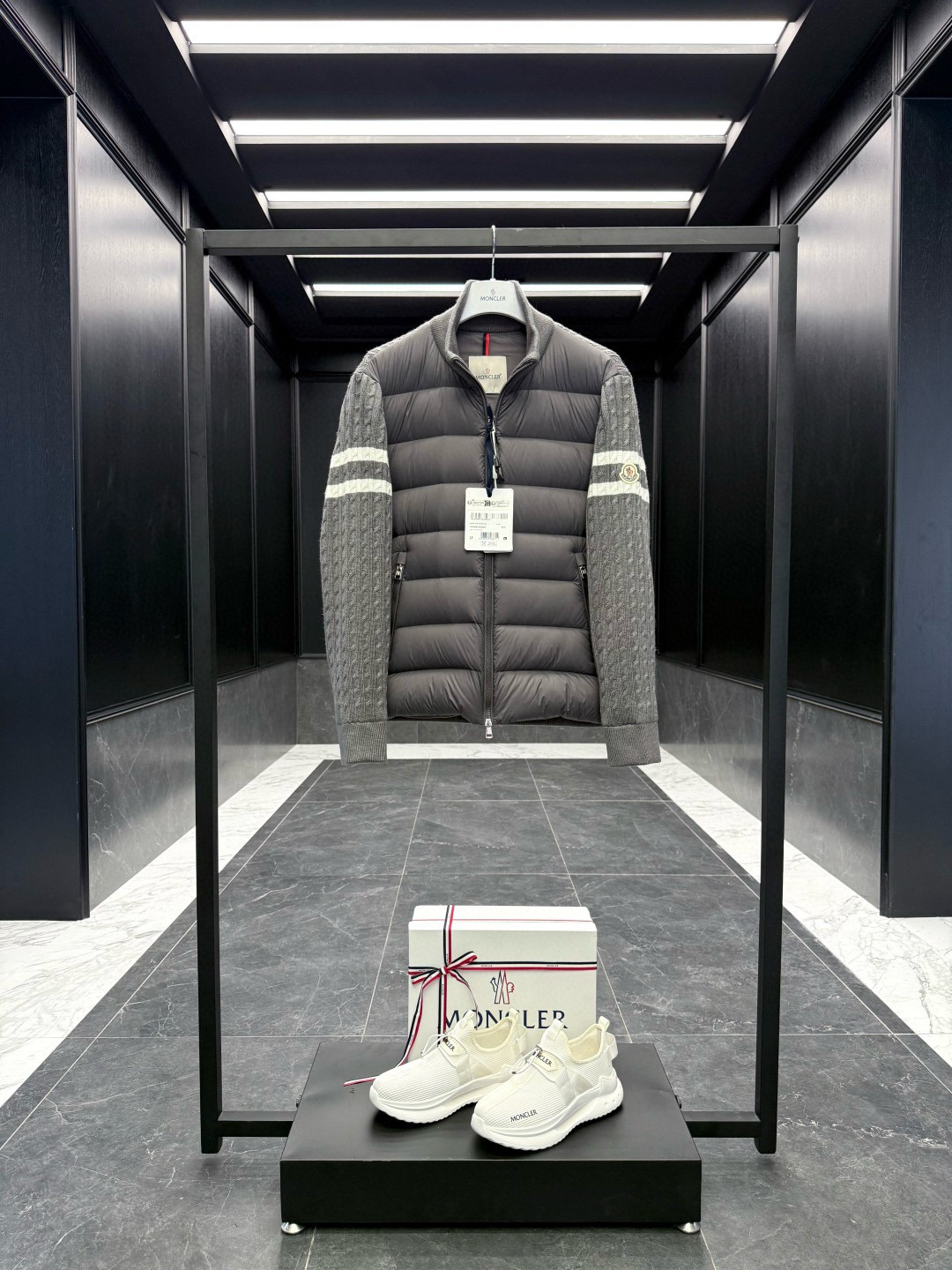 Moncler** 2025秋冬男士羽绒加衬羊毛和羊绒拉链开衫. 这款男士加衬开衫采用华贵的羊毛和羊绒混