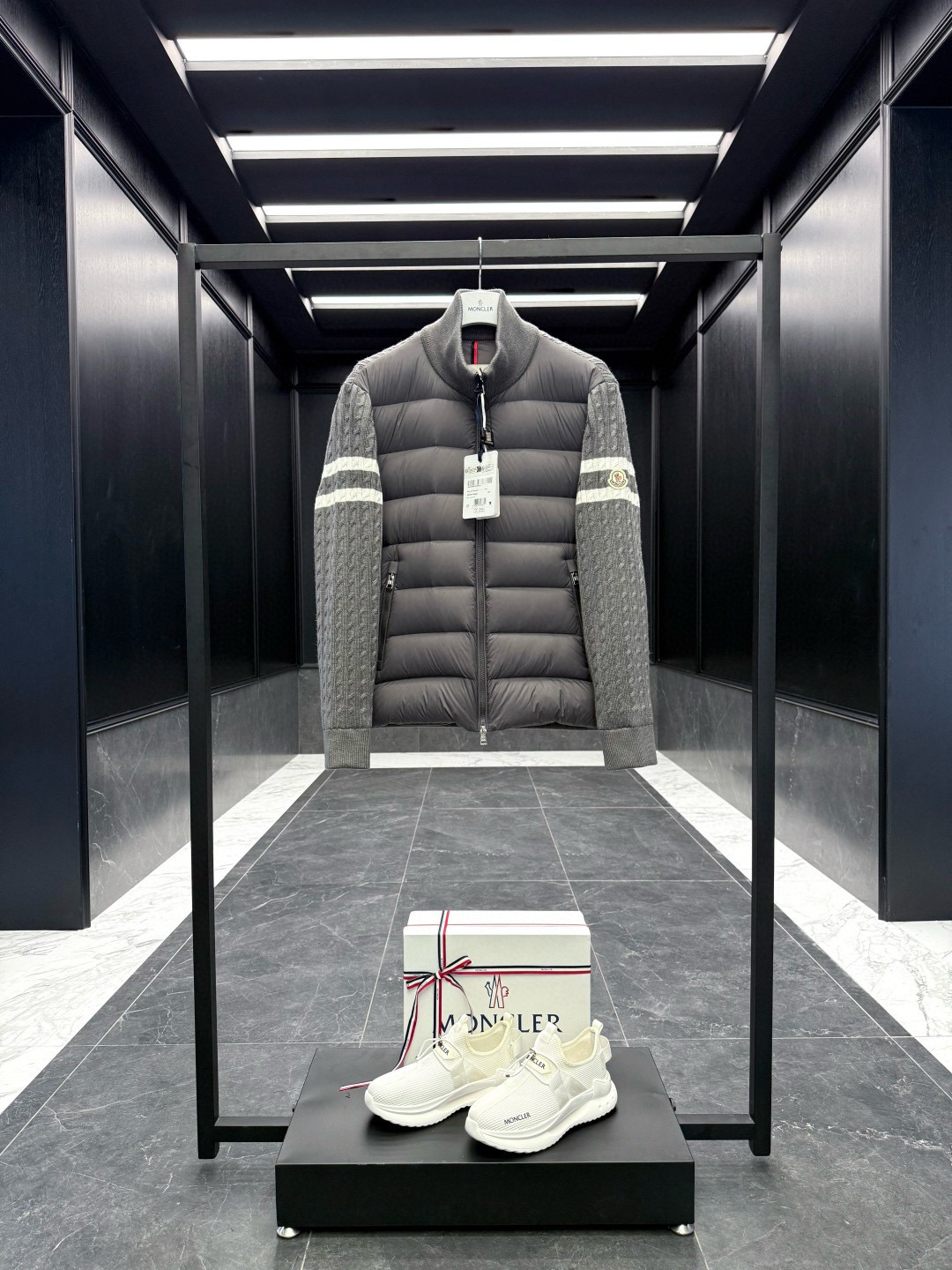 Moncler** 2025秋冬男士羽绒加衬羊毛和羊绒拉链开衫. 这款男士加衬开衫采用华贵的羊毛和羊绒混