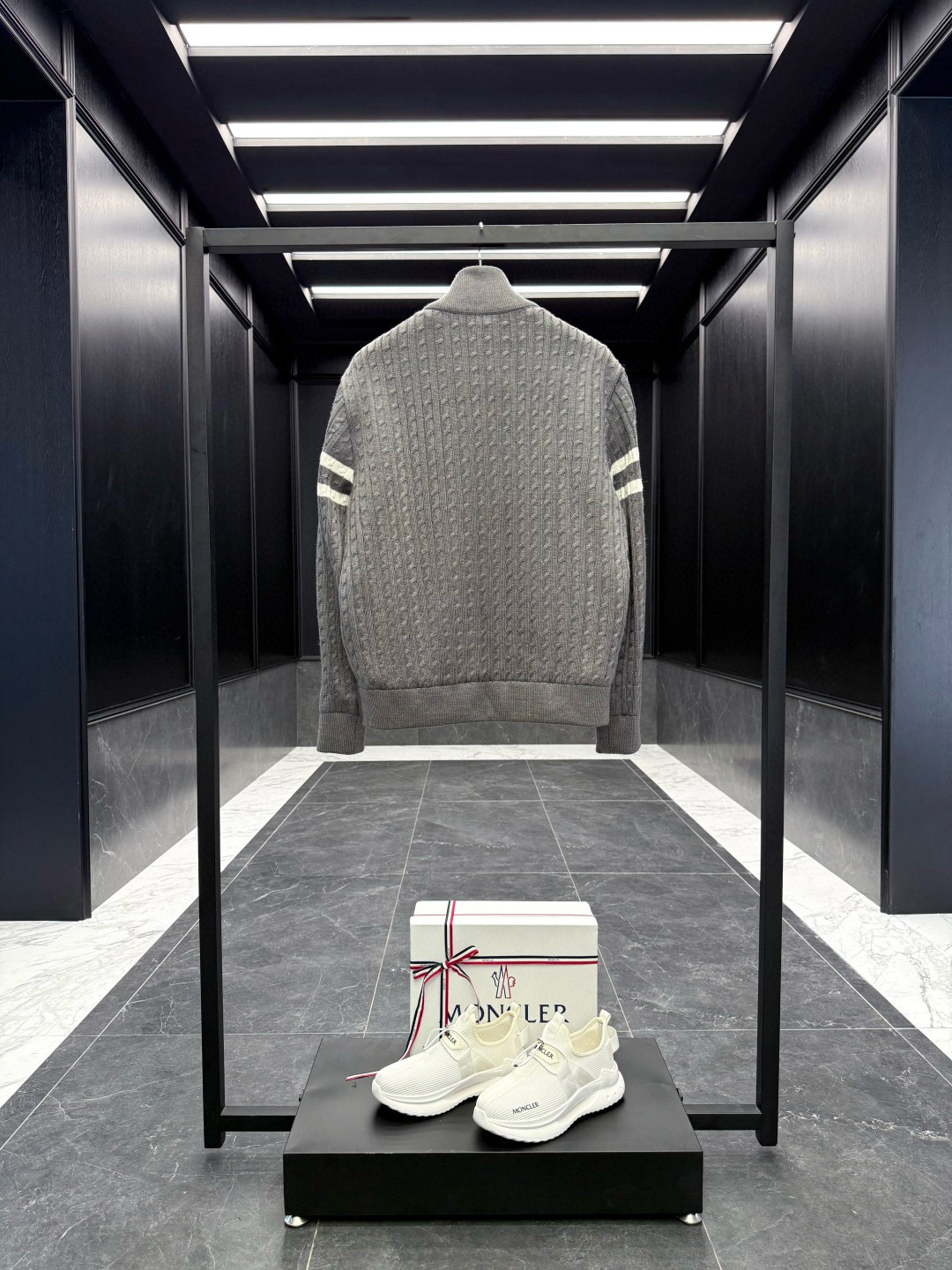 Moncler** 2025秋冬男士羽绒加衬羊毛和羊绒拉链开衫. 这款男士加衬开衫采用华贵的羊毛和羊绒混