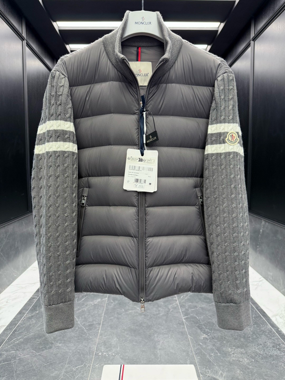 Moncler** 2025秋冬男士羽绒加衬羊毛和羊绒拉链开衫. 这款男士加衬开衫采用华贵的羊毛和羊绒混