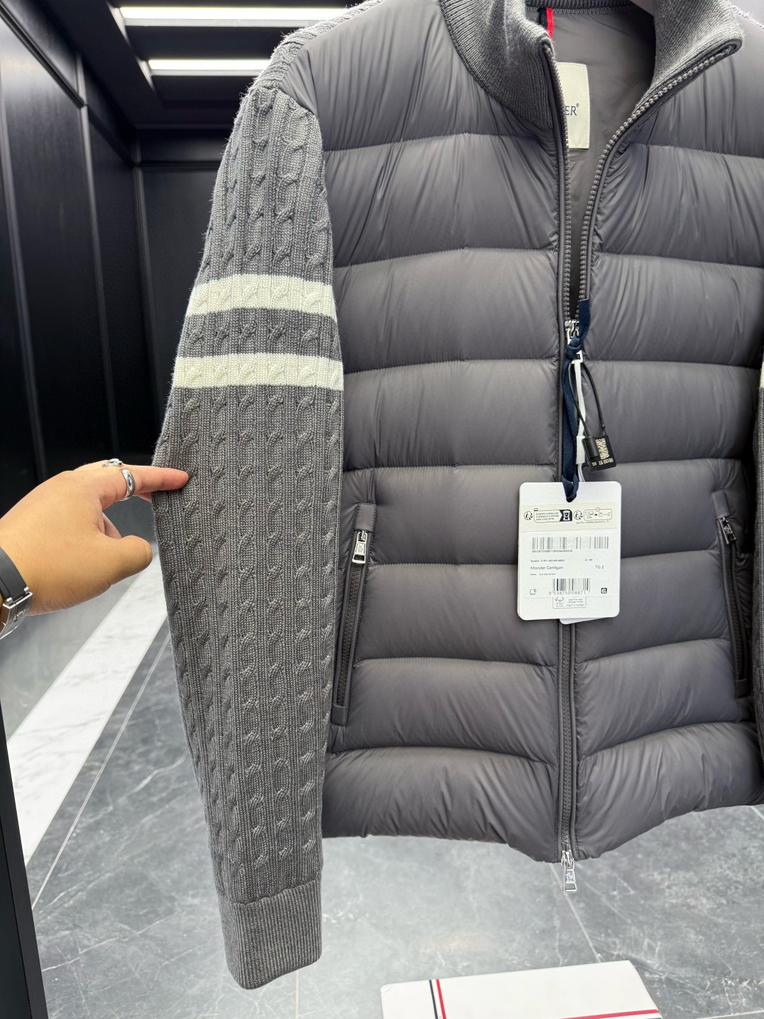 Moncler** 2025秋冬男士羽绒加衬羊毛和羊绒拉链开衫. 这款男士加衬开衫采用华贵的羊毛和羊绒混