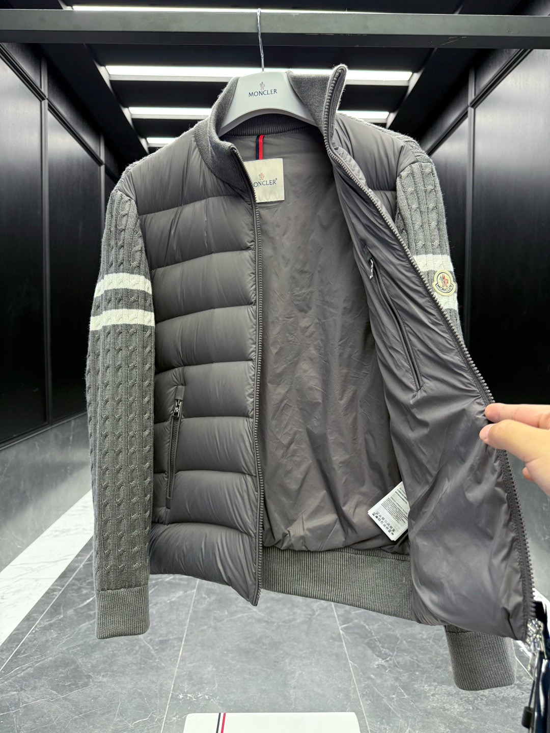 Moncler** 2025秋冬男士羽绒加衬羊毛和羊绒拉链开衫. 这款男士加衬开衫采用华贵的羊毛和羊绒混