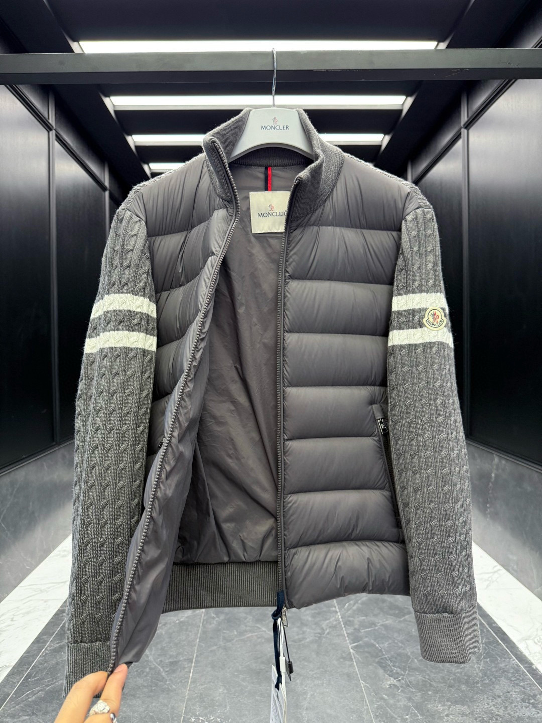 Moncler** 2025秋冬男士羽绒加衬羊毛和羊绒拉链开衫. 这款男士加衬开衫采用华贵的羊毛和羊绒混