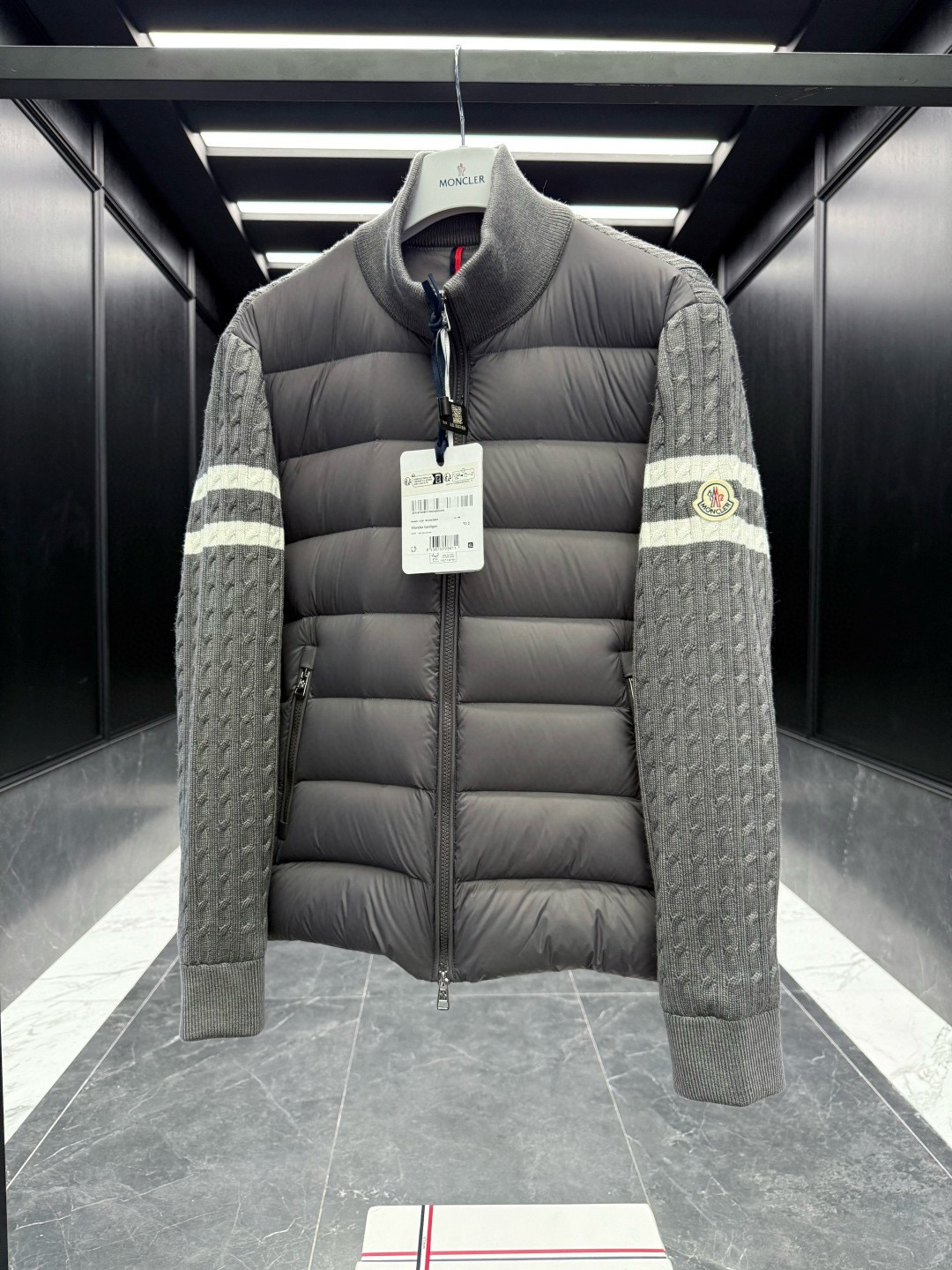 Moncler** 2025秋冬男士羽绒加衬羊毛和羊绒拉链开衫. 这款男士加衬开衫采用华贵的羊毛和羊绒混
