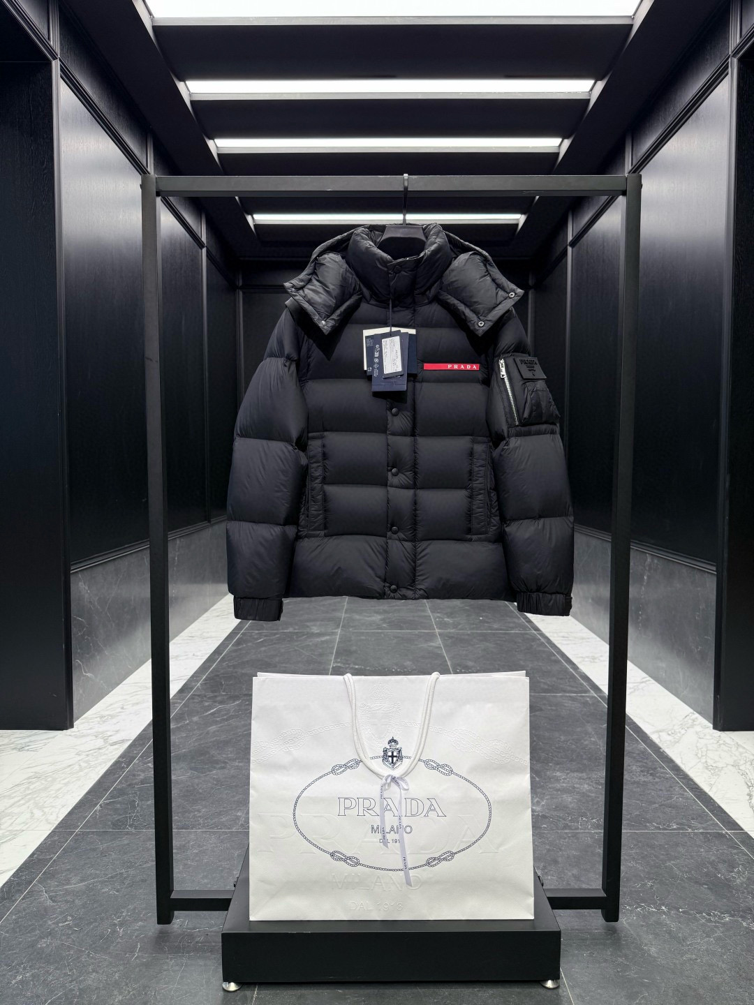 PRADA** 2025秋冬788经典红色硅胶logo.全新魔术贴肩章,多变羽绒夹克外套.可变/夹克/连