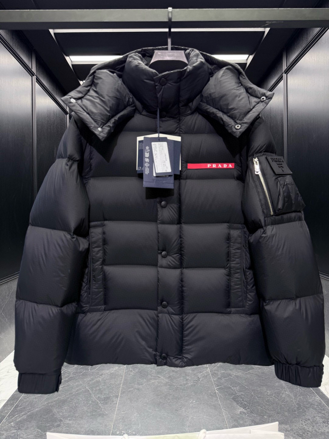 PRADA** 2025秋冬788经典红色硅胶logo.全新魔术贴肩章,多变羽绒夹克外套.可变/夹克/连