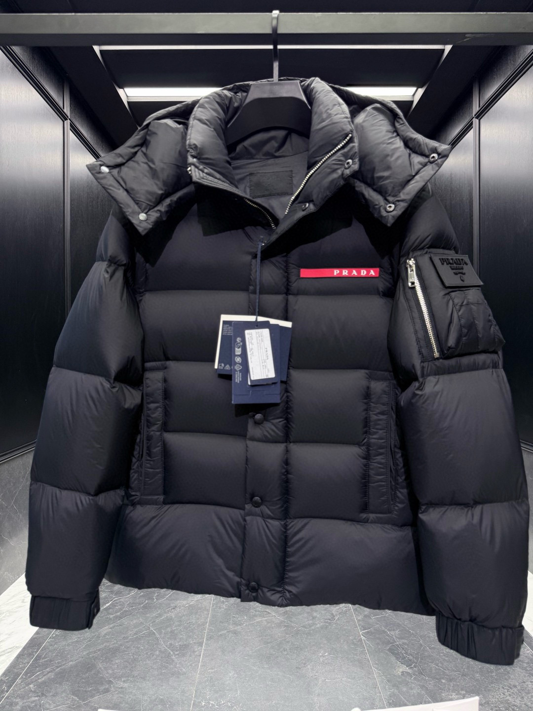 PRADA** 2025秋冬788经典红色硅胶logo.全新魔术贴肩章,多变羽绒夹克外套.可变/夹克/连