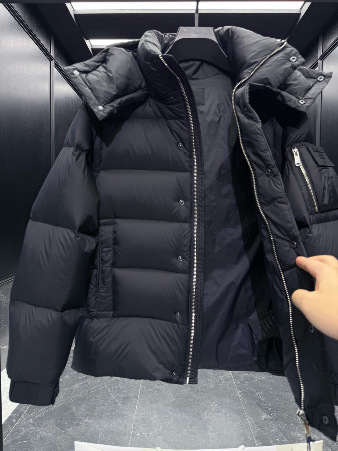 PRADA** 2025秋冬788经典红色硅胶logo.全新魔术贴肩章,多变羽绒夹克外套.可变/夹克/连