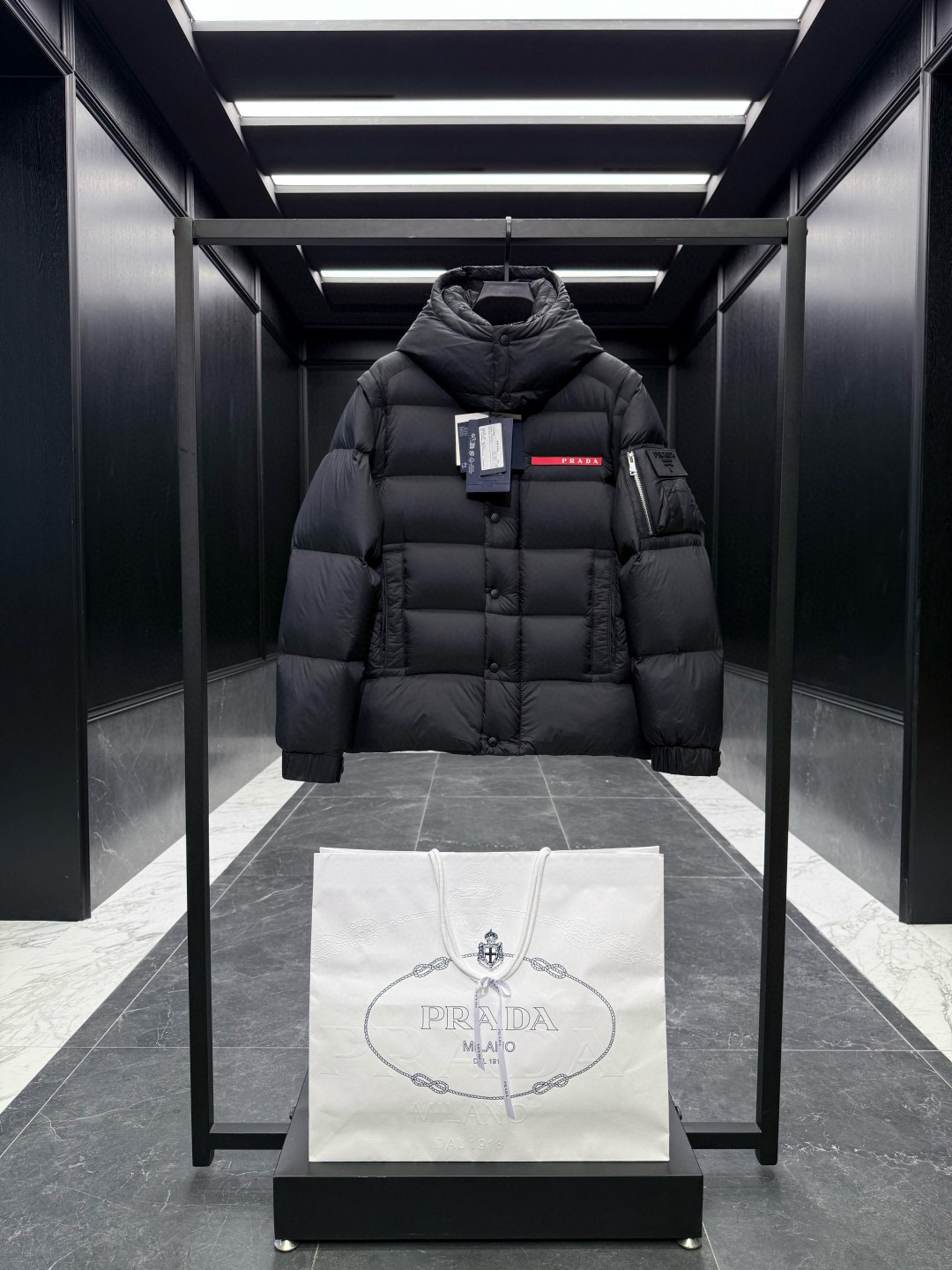 PRADA** 2025秋冬788经典红色硅胶logo.全新魔术贴肩章,多变羽绒夹克外套.可变/夹克/连