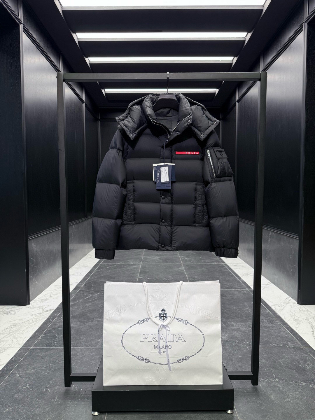 PRADA** 2025秋冬788经典红色硅胶logo.全新魔术贴肩章,多变羽绒夹克外套.可变/夹克/连