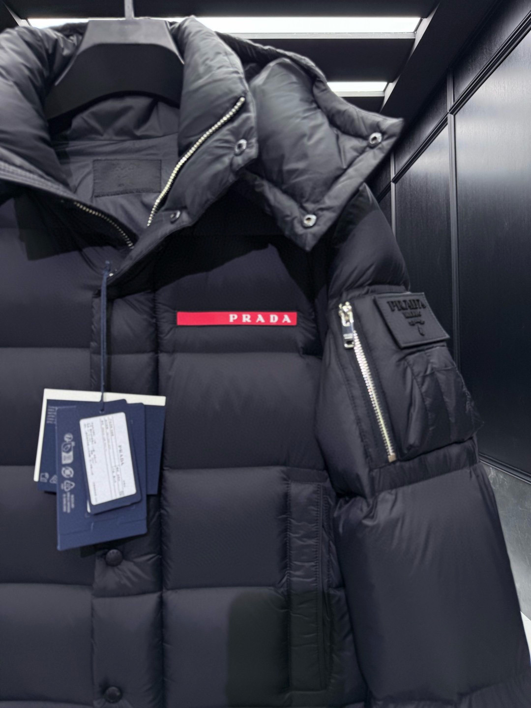 PRADA** 2025秋冬788经典红色硅胶logo.全新魔术贴肩章,多变羽绒夹克外套.可变/夹克/连