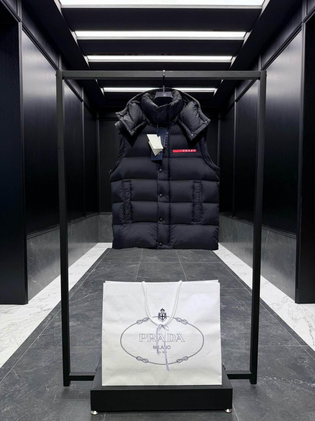 PRADA** 2025秋冬788经典红色硅胶logo.全新魔术贴肩章,多变羽绒夹克外套.可变/夹克/连