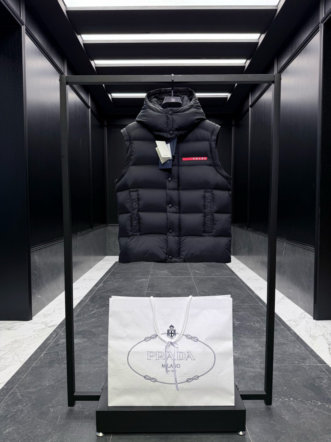 PRADA** 2025秋冬788经典红色硅胶logo.全新魔术贴肩章,多变羽绒夹克外套.可变/夹克/连