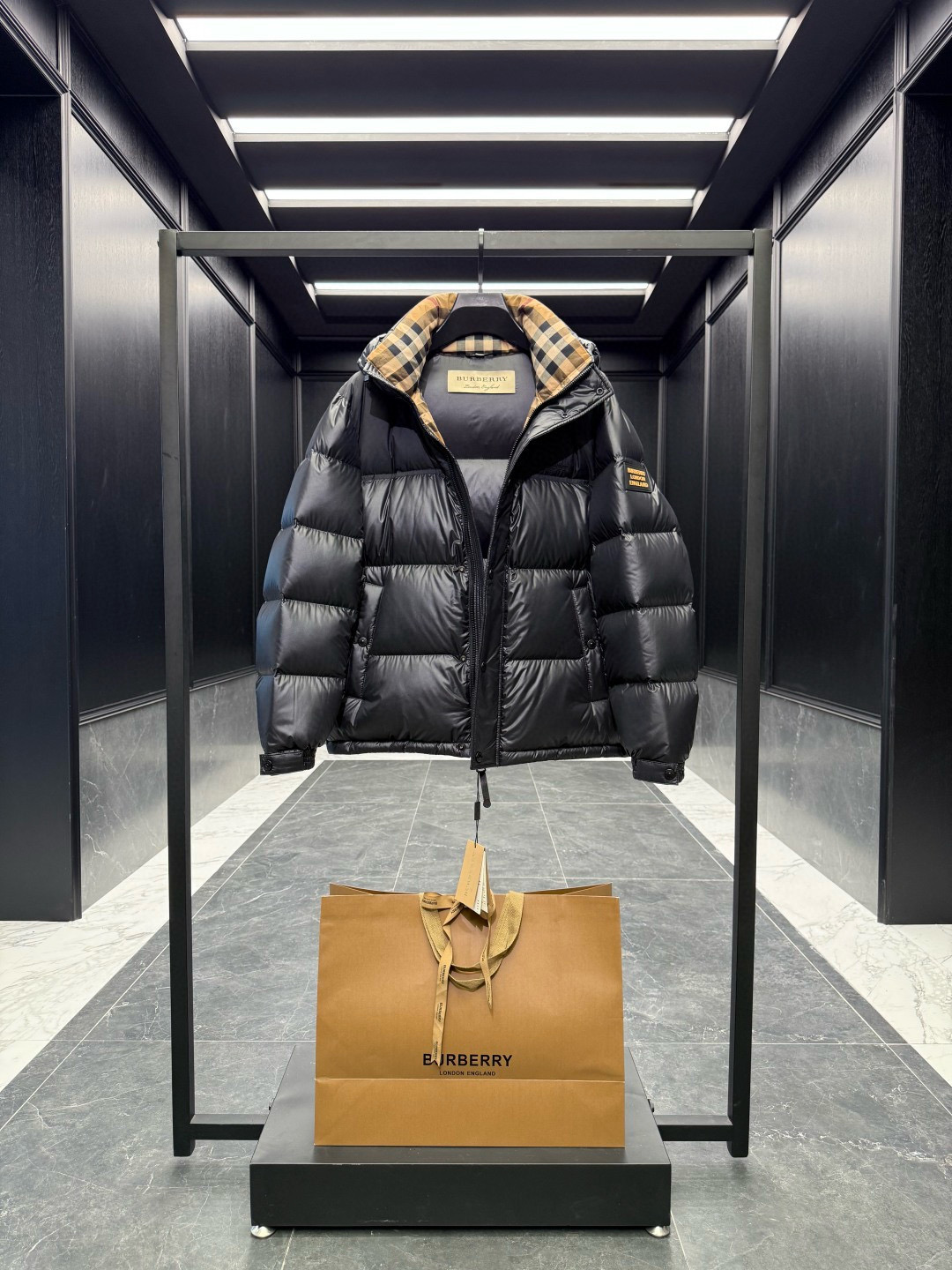 BBR** 2025秋冬顶级076博柏利 撞色胶条字母Logo徽标连帽羽绒服.内里拼接经典格纹内衬,上身