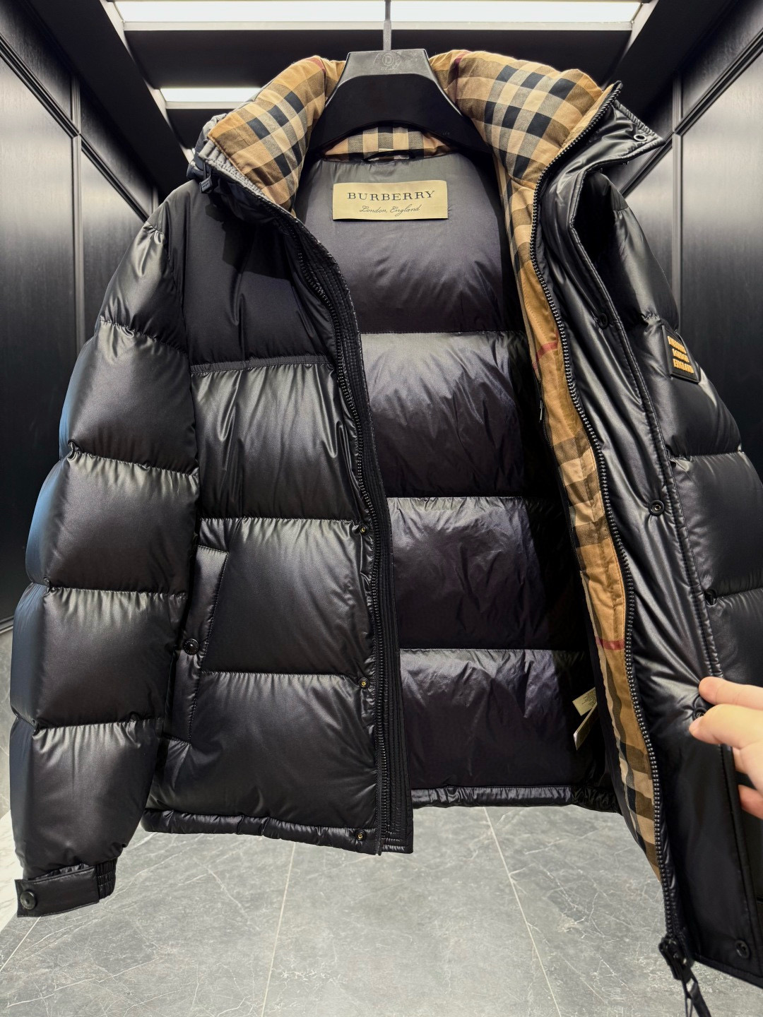 BBR** 2025秋冬顶级076博柏利 撞色胶条字母Logo徽标连帽羽绒服.内里拼接经典格纹内衬,上身