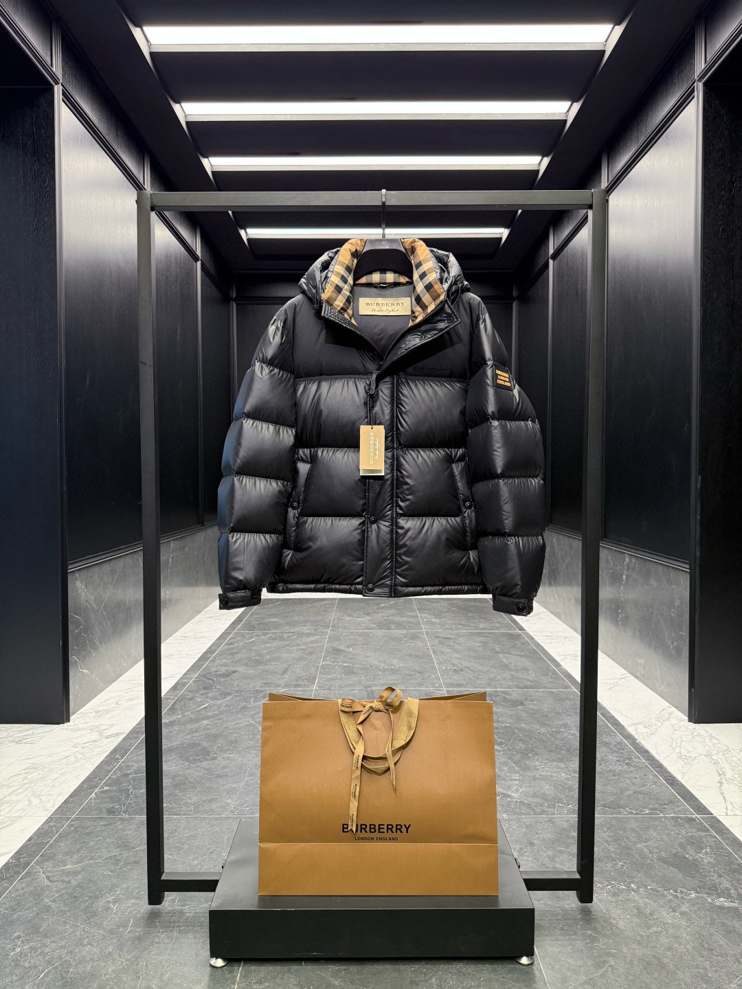 BBR** 2025秋冬顶级076博柏利 撞色胶条字母Logo徽标连帽羽绒服.内里拼接经典格纹内衬,上身