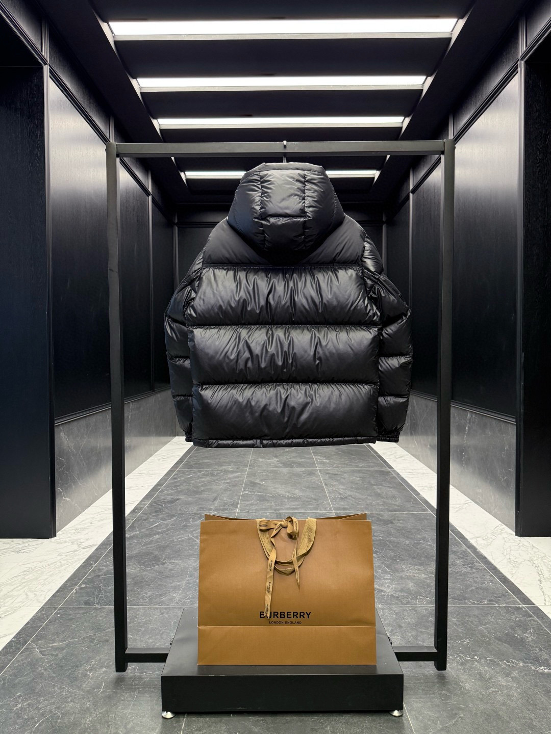 BBR** 2025秋冬顶级076博柏利 撞色胶条字母Logo徽标连帽羽绒服.内里拼接经典格纹内衬,上身