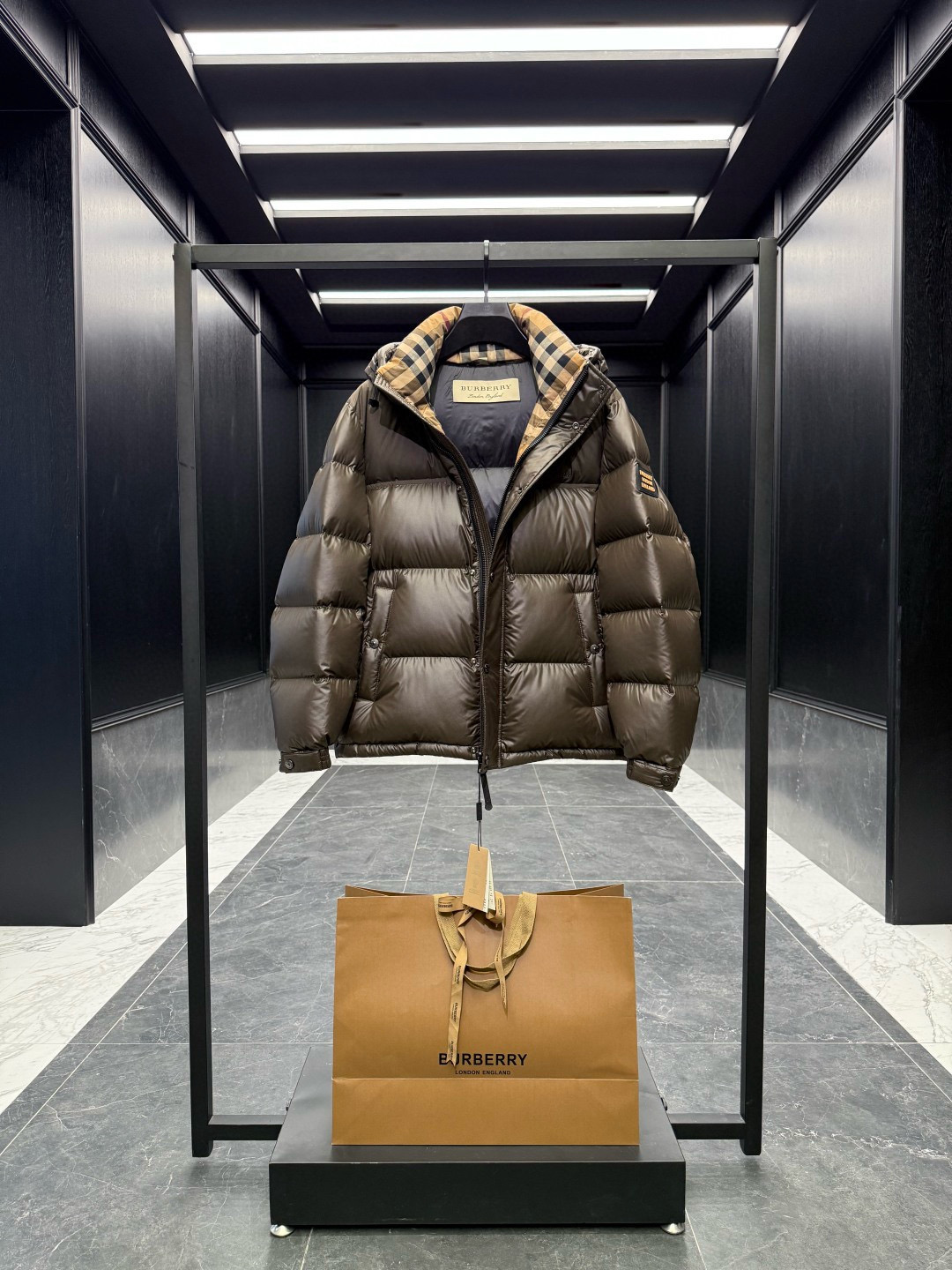 BBR** 2025秋冬顶级076博柏利 撞色胶条字母Logo徽标连帽羽绒服.内里拼接经典格纹内衬,上身