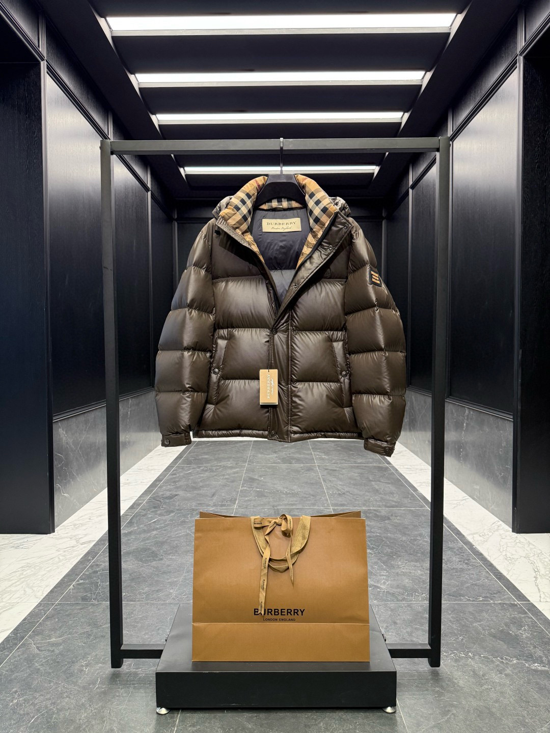 BBR** 2025秋冬顶级076博柏利 撞色胶条字母Logo徽标连帽羽绒服.内里拼接经典格纹内衬,上身