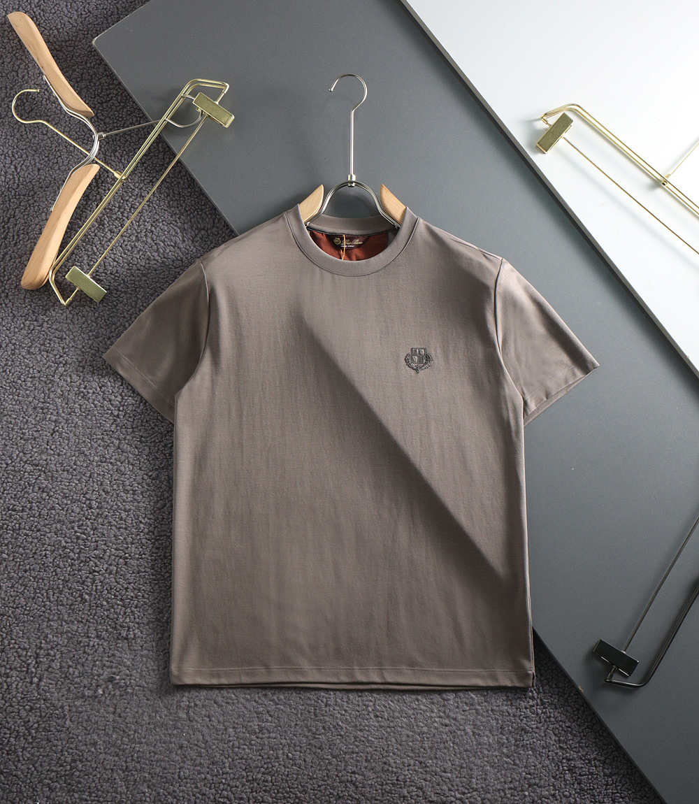NO:832540,Loro Piana# Custom-woven model of high-end mercerized fabric, classic embroidered logo# does not stick to the body, exclusive custom-made imported pure cotton fabric, loose and casual silhouette for the upper body, comfortable texture, super breathable, does not deform after long-term washing, novel style, versatile and casual!  Color Gray Blue White Green Khaki Size M-3xl,,loro piana,19860909Loro Piana# 高级感丝光面料定织款 经典刺绣logo# 不扎身 独家订制进口纯棉面料 上身宽松休闲廓形 质感舒适 透气性超好 久洗不变形 款式新颖 百搭随性！ 颜色灰色 蓝色 白色 绿色 卡其 码数M-3xl,,loro piana,,Men's clothing