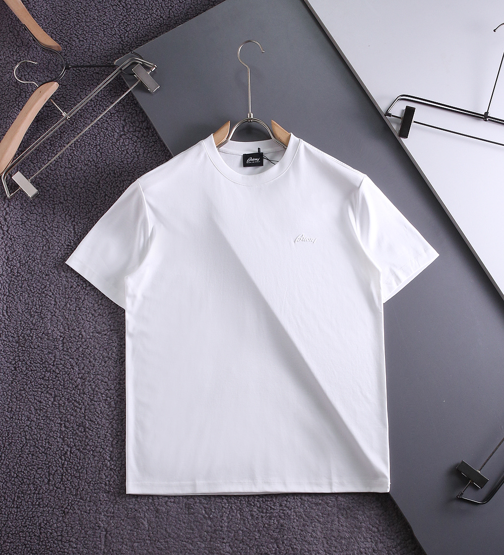 NO:832518,Brioni # counter synchronization, custom-woven style of high-end mercerized fabric, shoulder stitching design, not tied to the body, exclusive custom-made imported fabrics, loose and casual silhouette for the upper body, comfortable texture, super breathable, does not deform after long-term washing, novel style, versatile and casual!  Color White Brick Red Black Green Size M-3xl,,19860909Brioni # 专柜同步 高级感丝光面料定织款 肩膀车线设计 不扎身 独家订制进口面料 上身宽松休闲廓形 质感舒适 透气性超好 久洗不变形 款式新颖 百搭随性！ 颜色白色 砖红 黑色 绿色 码数M-3xl,,,Men's clothing