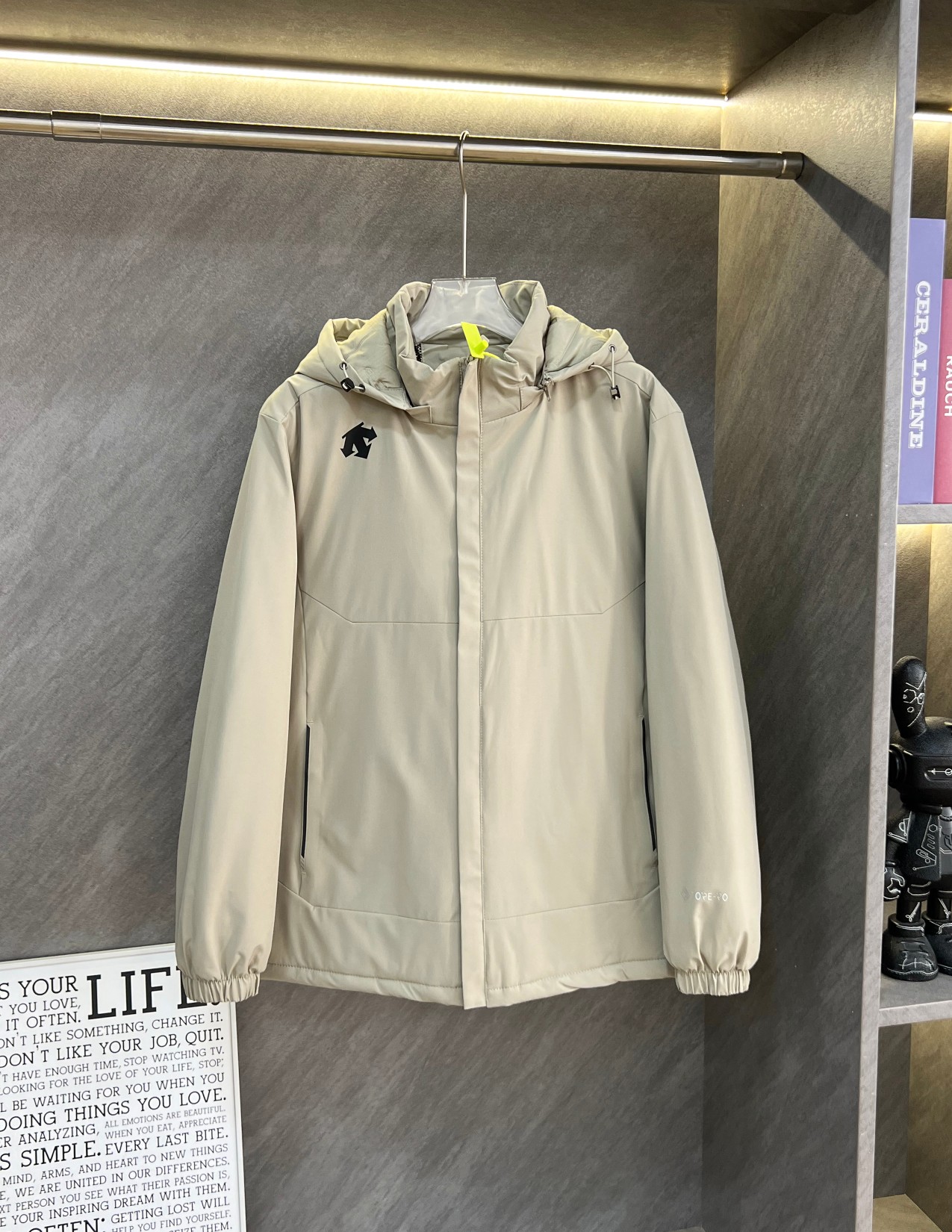 (羽绒棉) 2024专柜最新款!DESCENTE/迪桑特男款户外加厚连帽保暖夹克棉服! 无敌好穿的一款具有性价比很高的棉服! 非常推荐入手! Arcteryx Atom 连帽保暖厚棉服夹克 ATOM AR加厚保暖连帽棉服! 真正C棉填充!区分其他版本 用途非常广泛的棉服 可户外 休闲通勤各种场合穿 表面为Tyono 30材质! 具有防风防水.耐磨抗撕裂的性能 填充物为Coreloft棉. 保暖度相当于700蓬的羽绒 非常轻而且保暖, 具有良好的透湿排汗功能! 颜色:黑色 卡其 衣长 胸围 肩宽 袖长 L 69.5 124 49.5 74 XL 71.5 128 51.2 76 2XL 73.5 132 52.8 78 3XL 75.5 136 54.5 80 4XL 77.5 140 56 82 建议身高(CM) 建议体重(斤) L 160-170 90-125 XL 170-175 120-145 2XL 175-180 145-165 3XL 180-185 165-185 4XL 185-190 170-190