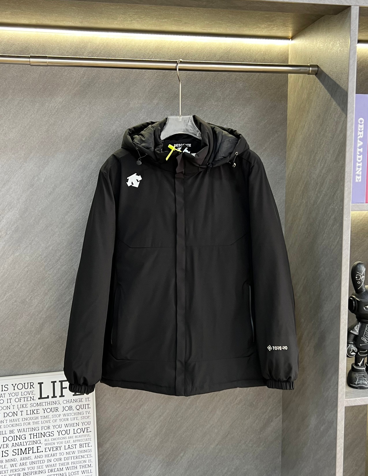 (羽绒棉) 2024专柜最新款!DESCENTE/迪桑特男款户外加厚连帽保暖夹克棉服! 无敌好穿的一款具有性价比很高的棉服! 非常推荐入手! Arcteryx Atom 连帽保暖厚棉服夹克 ATOM AR加厚保暖连帽棉服! 真正C棉填充!区分其他版本 用途非常广泛的棉服 可户外 休闲通勤各种场合穿 表面为Tyono 30材质! 具有防风防水.耐磨抗撕裂的性能 填充物为Coreloft棉. 保暖度相当于700蓬的羽绒 非常轻而且保暖, 具有良好的透湿排汗功能! 颜色:黑色 卡其 衣长 胸围 肩宽 袖长 L 69.5 124 49.5 74 XL 71.5 128 51.2 76 2XL 73.5 132 52.8 78 3XL 75.5 136 54.5 80 4XL 77.5 140 56 82 建议身高(CM) 建议体重(斤) L 160-170 90-125 XL 170-175 120-145 2XL 175-180 145-165 3XL 180-185 165-185 4XL 185-190 170-190