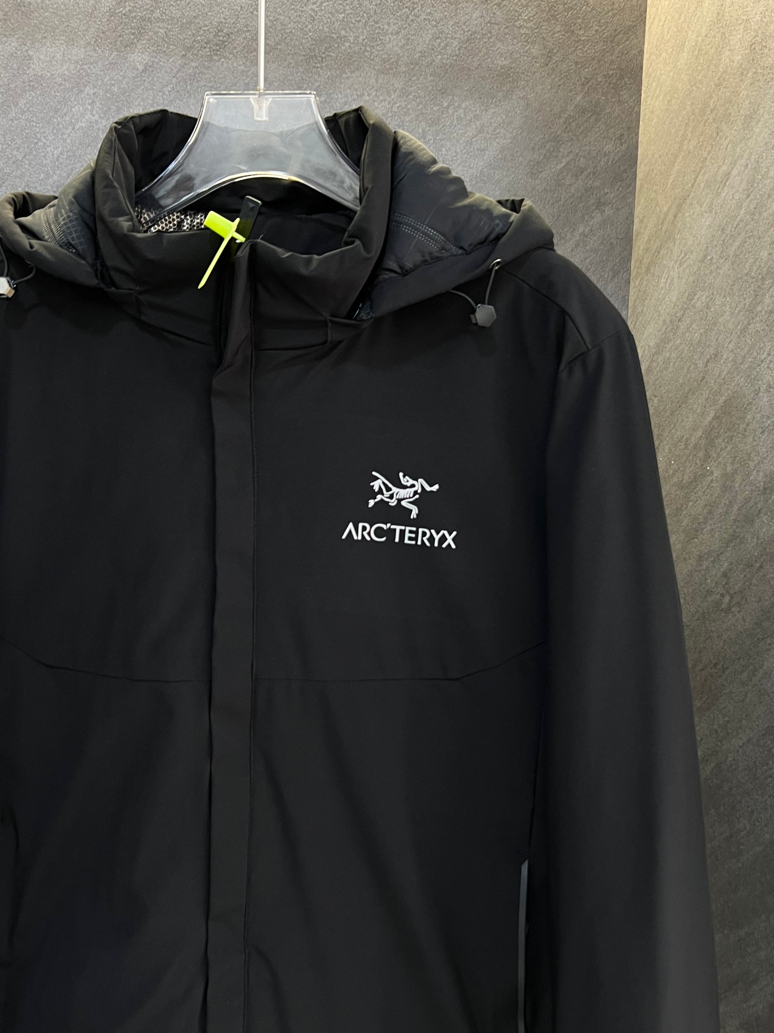 P220💰(羽绒棉)
ARCTERYX/始祖鸟冬季加厚连帽羽绒棉服！
爆款ATOM HOODY M男子保暖冲锋羽绒棉服！
这款Atom棉服在被打湿后仍可锁温保暖，多次打包和拆包后仍可保持性能！面料透气、耐用，富有弹性的侧面嵌料贴合身形，
柔软灵活，保暖的StormHood™风帽更添暖意！
基本信息	全部性能！
用途:攀岩,高山攀登	，防湿表层面料，透气,轻量！	可压缩打包，保暖,防风！
裁切:修身款式！
修身剪裁，适合作为内衣的！
面料:Tyono™20d防撕裂机织物	或轻薄的中间层穿着！
聚酯纤维/氨纶;锦纶;拼布:弹力抓绒布·拼接手肘，腋下插角布里料:20d锦纶填充物:60gsm聚酯纤维;·弹力针织袖口
·两个隐形拉链口袋,内侧拉链胸袋
·No Slip Zip™主拉链，定制TPU拉链头
·简洁可调的棉羽StormHood™兜帽设有有型的窄帽沿
,两个下摆调节扣
颜色：黑色   卡其
尺码:L--4XL
        衣长  胸围  肩宽  袖长
  L   69.5  124    49.5  74
 XL    71.5   128    51.2  76
 2XL  73.5  132    52.8  78
3XL  75.5  136    54.5  80
4XL  77.5   140    56    82
        建议身高（CM）  建议体重（斤）
 L     160-170              90-125
 XL     170-175              120-145
 2XL    175-180              145-165
3XL   180-185              165-185
4XL   185-190              170-190