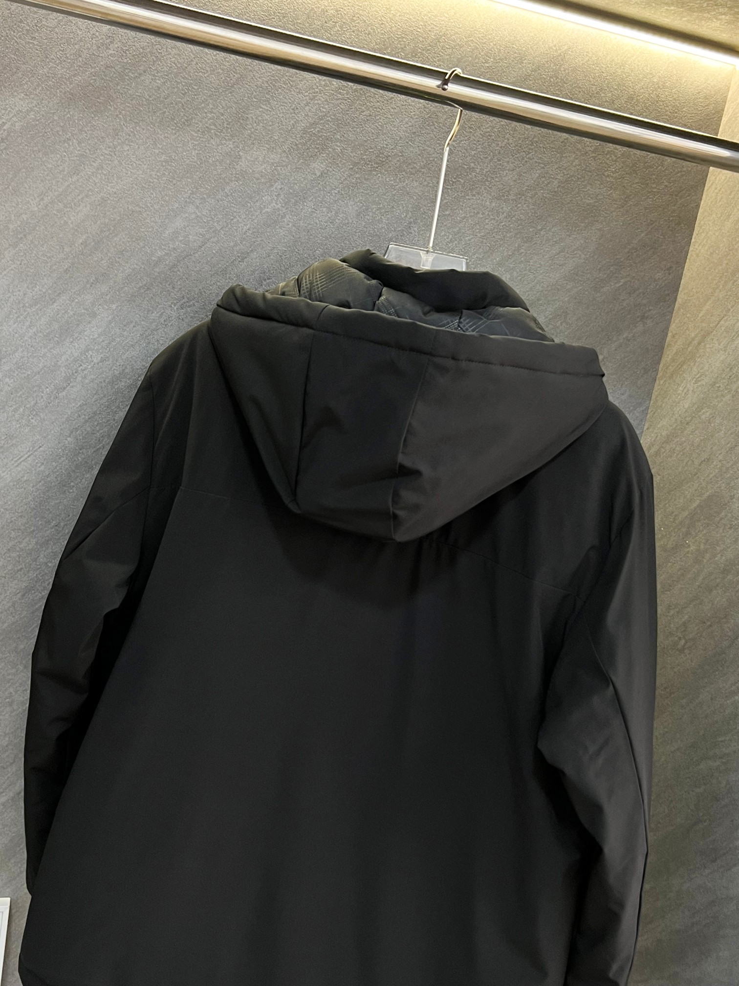 P220💰(羽绒棉)
ARCTERYX/始祖鸟冬季加厚连帽羽绒棉服！
爆款ATOM HOODY M男子保暖冲锋羽绒棉服！
这款Atom棉服在被打湿后仍可锁温保暖，多次打包和拆包后仍可保持性能！面料透气、耐用，富有弹性的侧面嵌料贴合身形，
柔软灵活，保暖的StormHood™风帽更添暖意！
基本信息	全部性能！
用途:攀岩,高山攀登	，防湿表层面料，透气,轻量！	可压缩打包，保暖,防风！
裁切:修身款式！
修身剪裁，适合作为内衣的！
面料:Tyono™20d防撕裂机织物	或轻薄的中间层穿着！
聚酯纤维/氨纶;锦纶;拼布:弹力抓绒布·拼接手肘，腋下插角布里料:20d锦纶填充物:60gsm聚酯纤维;·弹力针织袖口
·两个隐形拉链口袋,内侧拉链胸袋
·No Slip Zip™主拉链，定制TPU拉链头
·简洁可调的棉羽StormHood™兜帽设有有型的窄帽沿
,两个下摆调节扣
颜色：黑色   卡其
尺码:L--4XL
        衣长  胸围  肩宽  袖长
  L   69.5  124    49.5  74
 XL    71.5   128    51.2  76
 2XL  73.5  132    52.8  78
3XL  75.5  136    54.5  80
4XL  77.5   140    56    82
        建议身高（CM）  建议体重（斤）
 L     160-170              90-125
 XL     170-175              120-145
 2XL    175-180              145-165
3XL   180-185              165-185
4XL   185-190              170-190