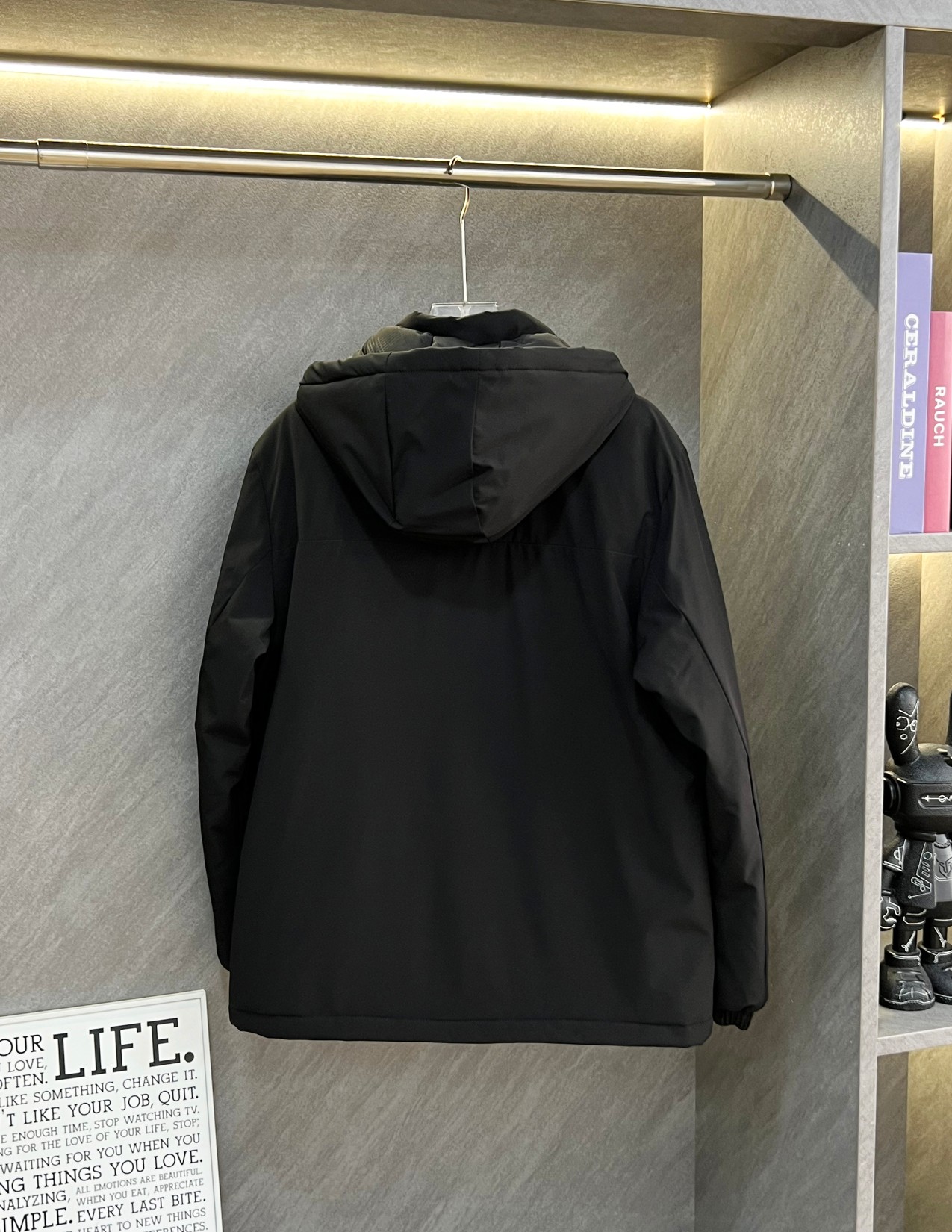 P220💰(羽绒棉)
ARCTERYX/始祖鸟冬季加厚连帽羽绒棉服！
爆款ATOM HOODY M男子保暖冲锋羽绒棉服！
这款Atom棉服在被打湿后仍可锁温保暖，多次打包和拆包后仍可保持性能！面料透气、耐用，富有弹性的侧面嵌料贴合身形，
柔软灵活，保暖的StormHood™风帽更添暖意！
基本信息	全部性能！
用途:攀岩,高山攀登	，防湿表层面料，透气,轻量！	可压缩打包，保暖,防风！
裁切:修身款式！
修身剪裁，适合作为内衣的！
面料:Tyono™20d防撕裂机织物	或轻薄的中间层穿着！
聚酯纤维/氨纶;锦纶;拼布:弹力抓绒布·拼接手肘，腋下插角布里料:20d锦纶填充物:60gsm聚酯纤维;·弹力针织袖口
·两个隐形拉链口袋,内侧拉链胸袋
·No Slip Zip™主拉链，定制TPU拉链头
·简洁可调的棉羽StormHood™兜帽设有有型的窄帽沿
,两个下摆调节扣
颜色：黑色   卡其
尺码:L--4XL
        衣长  胸围  肩宽  袖长
  L   69.5  124    49.5  74
 XL    71.5   128    51.2  76
 2XL  73.5  132    52.8  78
3XL  75.5  136    54.5  80
4XL  77.5   140    56    82
        建议身高（CM）  建议体重（斤）
 L     160-170              90-125
 XL     170-175              120-145
 2XL    175-180              145-165
3XL   180-185              165-185
4XL   185-190              170-190