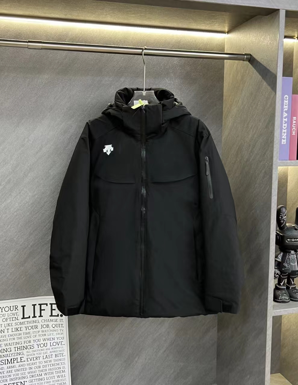 高品质🔥(羽绒棉) 2024专柜最新款!DESCENTE/迪桑特男款户外加厚连帽保暖夹克棉服! 无敌好穿的一款具有性价比很高的棉服! 非常推荐入手! Arcteryx Atom 连帽保暖厚棉服夹克 ATOM AR加厚保暖连帽棉服! 真正C棉填充!区分其他版本 用途非常广泛的棉服 可户外 休闲通勤各种场合穿 表面为Tyono 30材质! 具有防风防水.耐磨抗撕裂的性能 填充物为Coreloft棉. 保暖度相当于700蓬的羽绒 非常轻而且保暖, 具有良好的透湿排汗功能! 颜色:黑色 浅绿 衣长 胸围 肩宽 袖长 S 69.5 124 49.5 74 M 71.5 128 51.2 76 L 73.5 132 52.8 78 XL 75.5 136 54.5 80 2XL 77.5 140 56 82 建议身高(CM) 建议体重(斤) S 160-170 90-125 M 170-175 120-145 L 175-180 145-165 XL 180-185 165-185 2XL 185-190 170-190