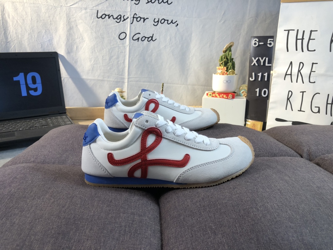 💰130🉐️
采用翻毛皮拼接牛津布鞋面材质,外部搭配RB橡胶防防滑耐磨大底❗️西班牙百年皮具奢华品牌/罗意威Loewe Ballet Runner 2.0 Sneakers 芭蕾舞2.0系列阿甘复古风德训薄底百搭休闲运动鞋“
码数:36 37 38 39 40 41 42 43 44 45。 65XYLJ1110