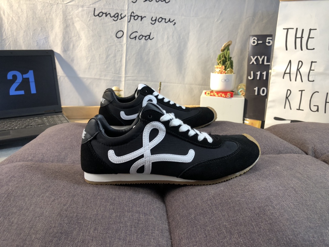 💰130🉐️
采用翻毛皮拼接牛津布鞋面材质,外部搭配RB橡胶防防滑耐磨大底❗️西班牙百年皮具奢华品牌/罗意威Loewe Ballet Runner 2.0 Sneakers 芭蕾舞2.0系列阿甘复古风德训薄底百搭休闲运动鞋“
码数:36 37 38 39 40 41 42 43 44 45。 65XYLJ1110