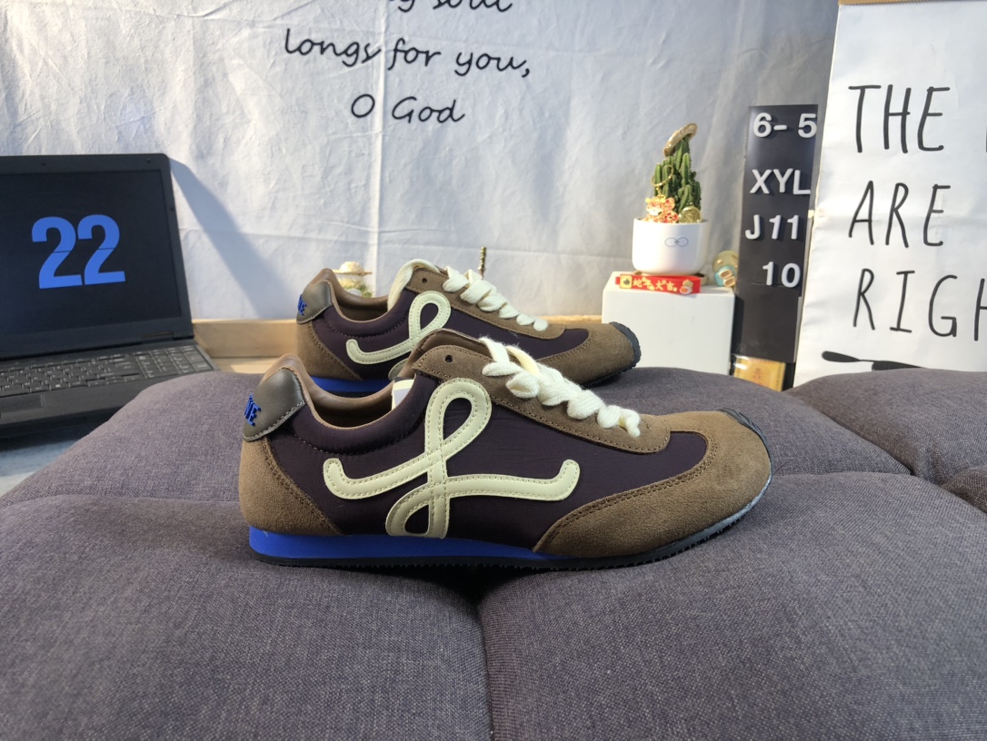 🈴️💰130🉐️
采用翻毛皮拼接牛津布鞋面材质,外部搭配RB橡胶防防滑耐磨大底❗️西班牙百年皮具奢华品牌/罗意威Loewe Ballet Runner 2.0 Sneakers 芭蕾舞2.0系列阿甘复古风德训薄底百搭休闲运动鞋“
码数:36 37 38 39 40 41 42 43 44 45。 65XYLJ1110