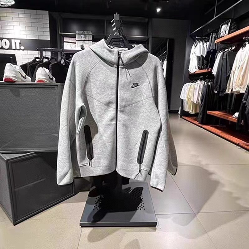 代工厂出品*💰105🧿可配裤子价格咨询客服
2023耐克新款NIKE xTech Fleece 品牌Logo拉链外套 双拉链口袋 胸前配经典小标外套

货号；FB7922

穿上 Tech Fleece 男子全长拉链开襟连帽衫，畅享顺滑舒适的出众体验。

衣身采用休闲剪裁，塑就运动风范，采用健康布面料制成，内外皆具顺滑质感，穿着舒适且不增加滞重感。下摆采用弹性罗纹设计，有助在运动时稳固衣身

休闲的设计，打造出运动风范，便于外搭，无论休闲还是运动都很好驾驭！

国际厂申州原厂面料三标齐全 专柜1:1 代工厂出品 绝对重工好货

颜色：黑 灰

尺码：M L XL XXL

 尺码参考：
          M L XL XXL 
胸围 54 56 58 60
衣长 68 70 72 74 
下摆 48 50 52 54