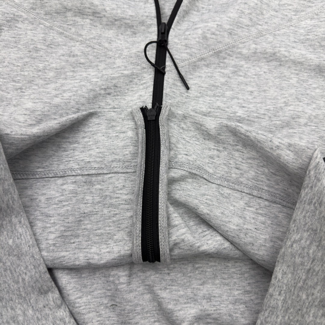 代工厂出品*💰105🧿可配裤子价格咨询客服
Nike耐克TECH FLEECE男子春季连帽衫外套针织休闲拼接拉链衫！
货号:FB7922

哈兰德同款外套，经典百搭，超级好看！
申州国际全棉双面布，品质无敌好，品相完美，卖到就是赚到！

Nike Sportswear Tech Fleece Windrunner 男子全长拉链开襟连帽衫从经典 Windrunner 夹克和 Tech Fleece夹克汲取设计灵感，将两款经典造型巧妙融合。肩部、胸部和衣身采用休闲剪裁，塑就运动风范，便于叠搭。优质双面针织面料，内外皆具顺滑质感，穿着舒适且不增加滞重感！

落肩和拼接衣袖设计塑就运动风版型，局部弹性罗纹下摆有助稳固衣！

三标辅料齐全，春季穿搭强烈推荐的一款外套！

颜色:黑色 灰色 白色 绿色 
尺码：M L XL XXL

          衣长       胸围       下摆    
M        69         53            48
L         71         55            50
XL       73         57            52
XXL     75         59            54

          