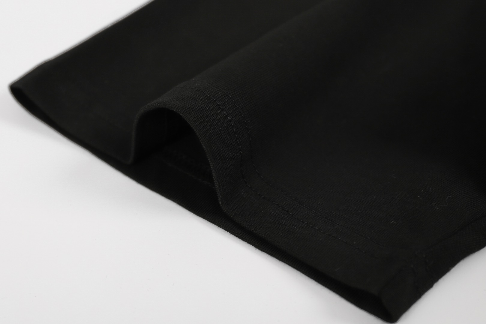 Prada/普拉达 口袋拉链三角徽标短袖T恤 黑色 白色