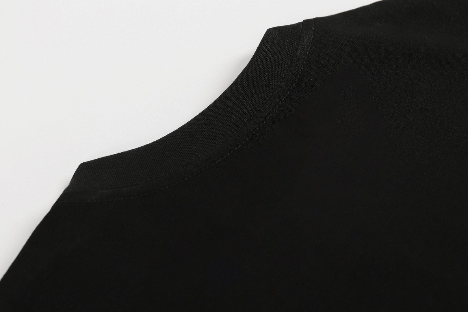 Prada/普拉达 口袋拉链三角徽标短袖T恤 黑色 白色