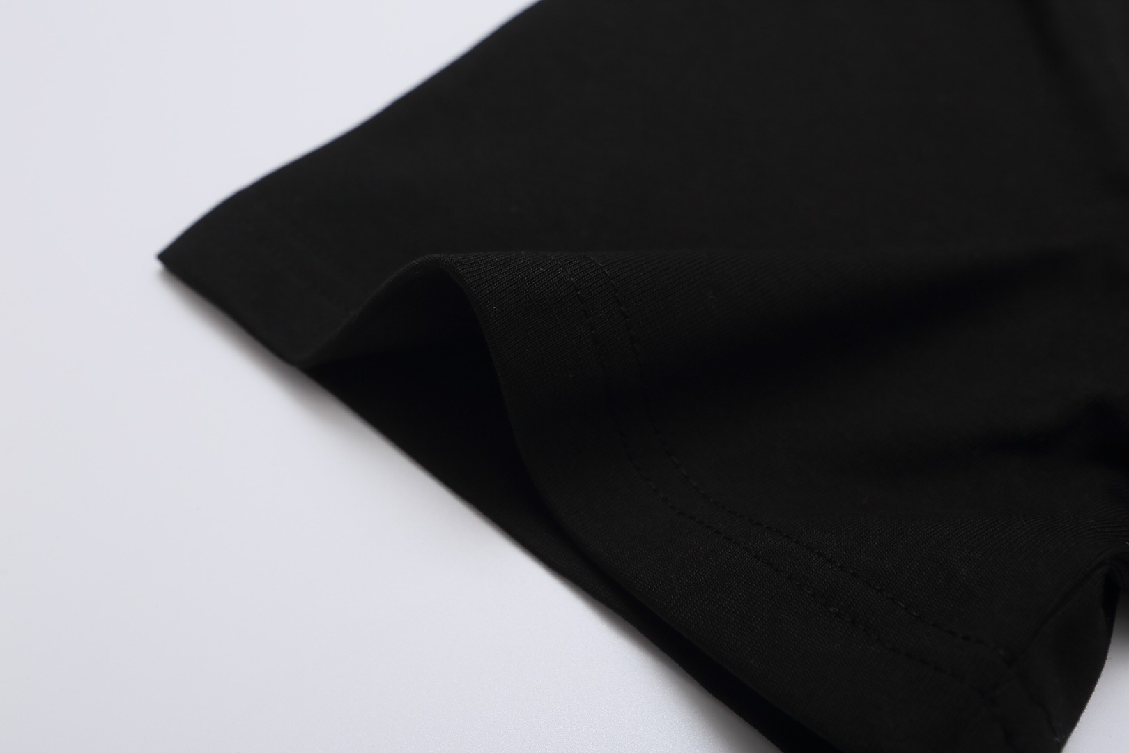 Gucc/古驰 刺绣布及镂空压胶Logo短袖T恤 白色 黑色