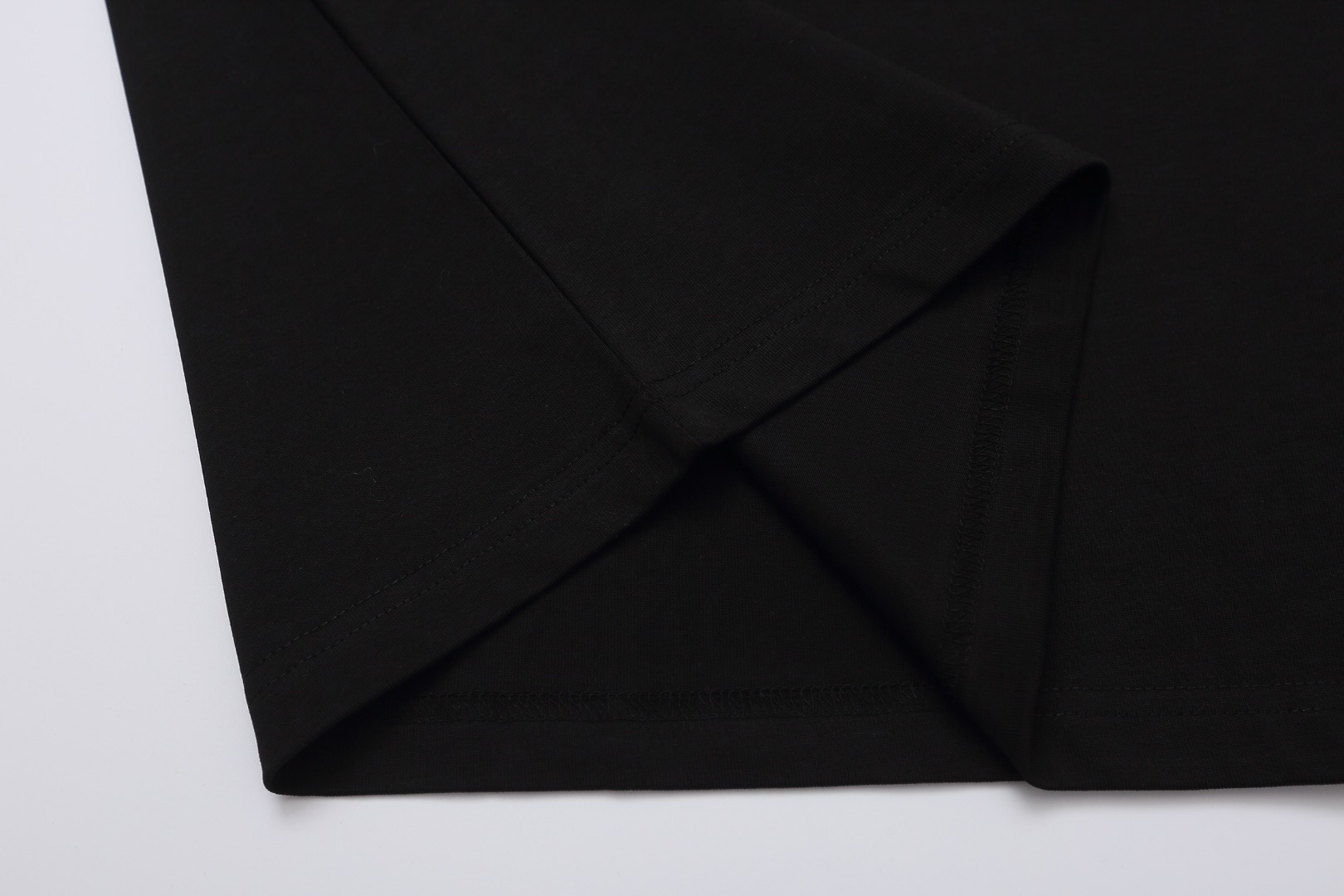 Gucc/古驰 刺绣布及镂空压胶Logo短袖T恤 白色 黑色