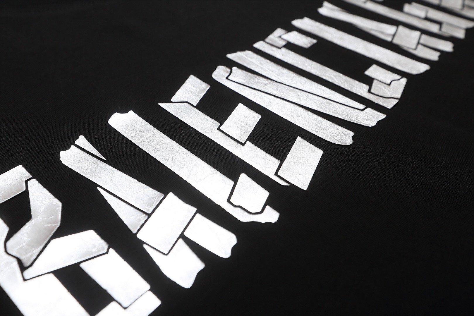 Balenciaga/巴黎世家 金属硅胶裂纹Logo短袖T恤 白色 黑色