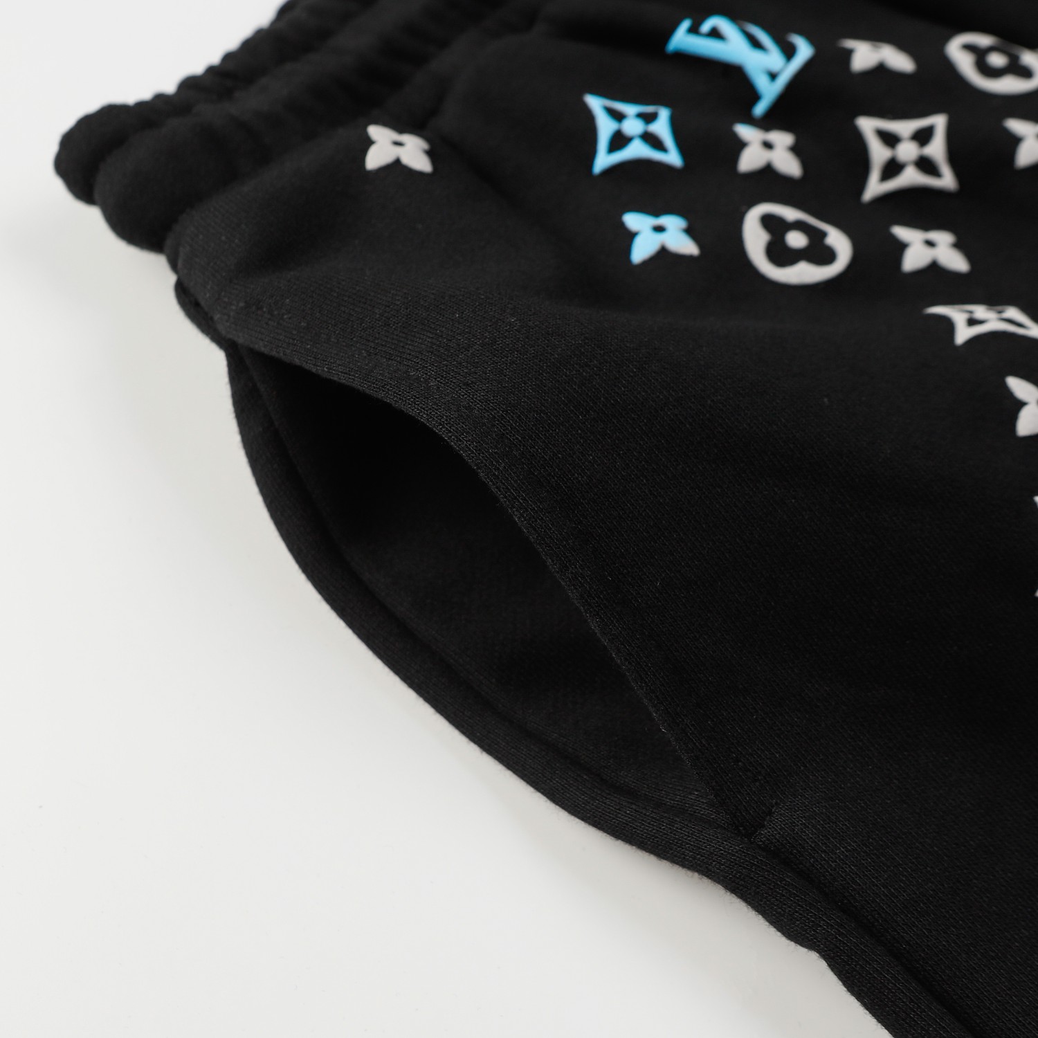 Louis Vuitton/路易威登 满印渐变LOGO发泡短裤